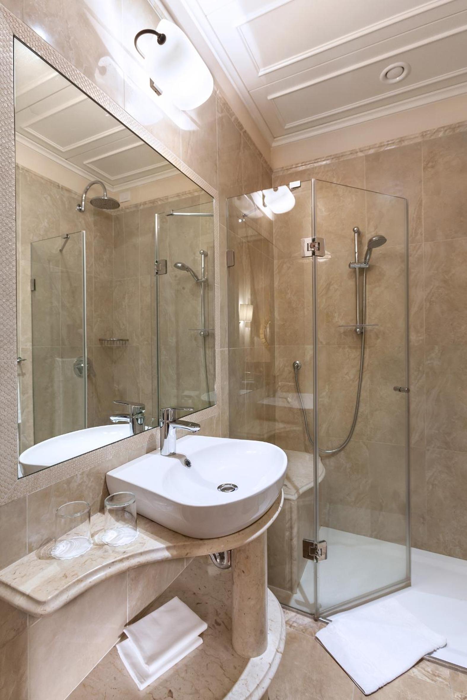 Double or Twin Room with Balcony and Sea View - Photo 8