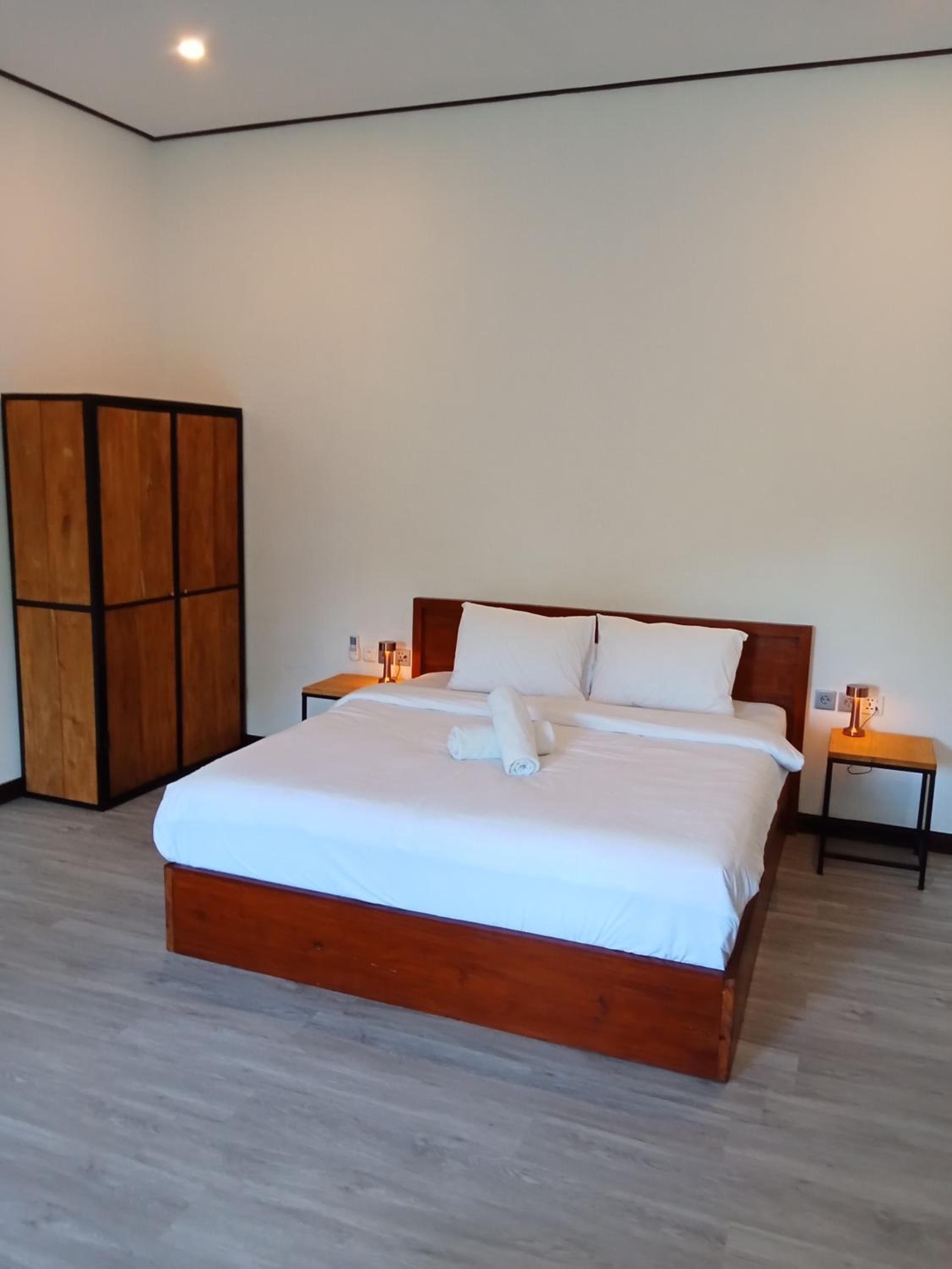Deluxe Double or Twin Room with Pool View - Photo 9