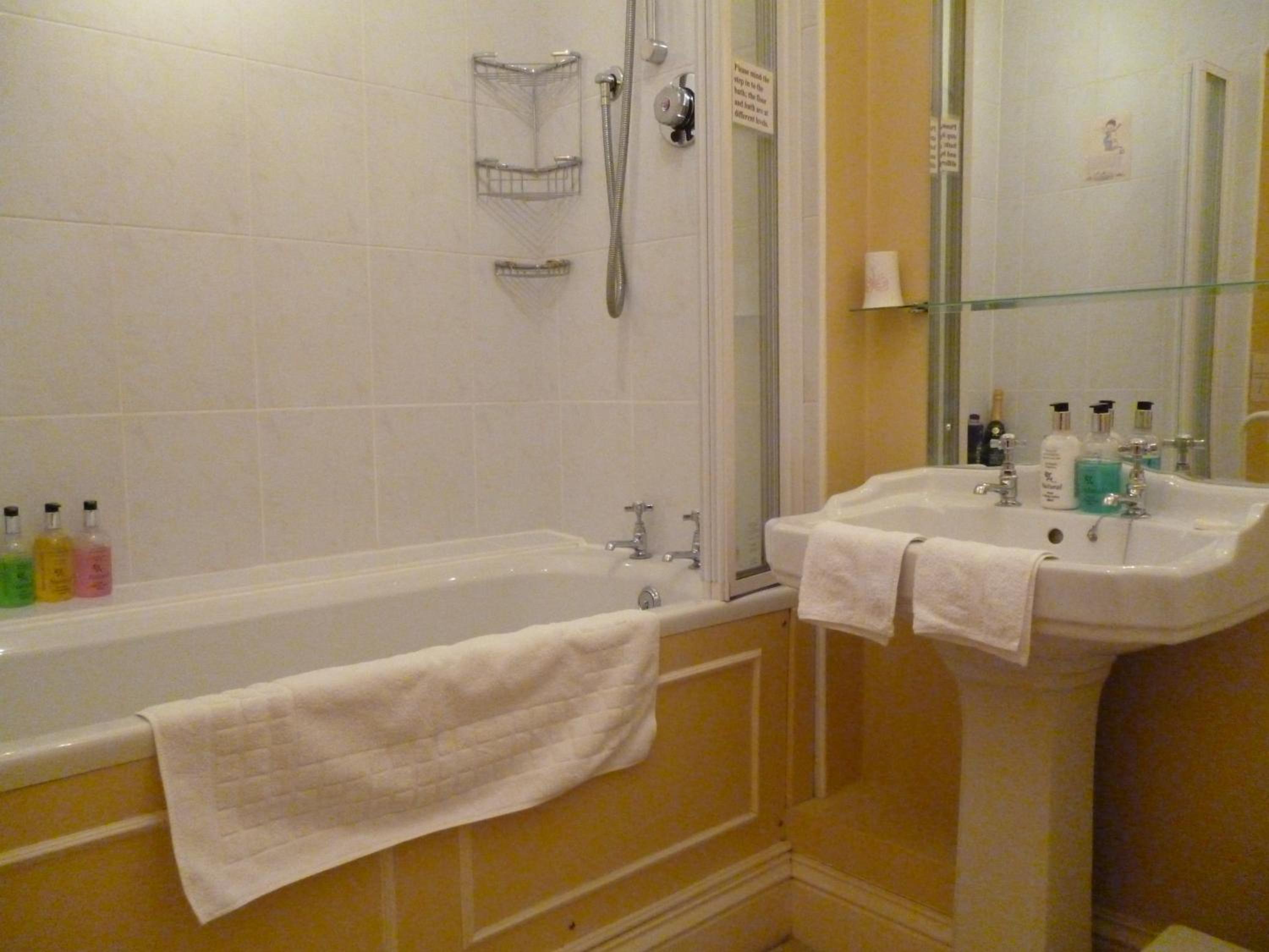 Twin Room with Private External Bathroom photo 2