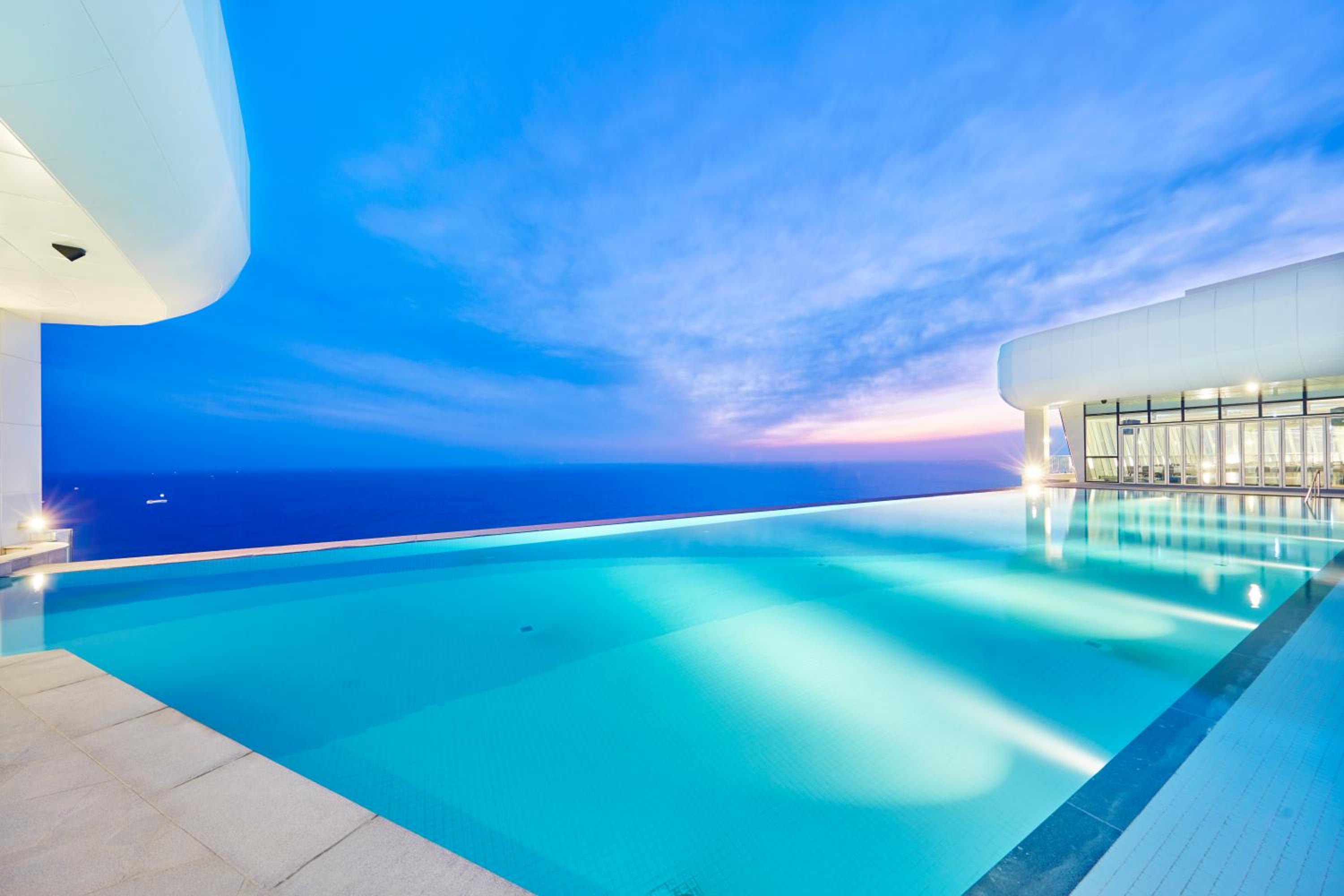 [All Inclusive for 3] Executive Twin Room Ocean View with Breakfast, One-day Infinity Pool access, one-time Sauna and Fitness