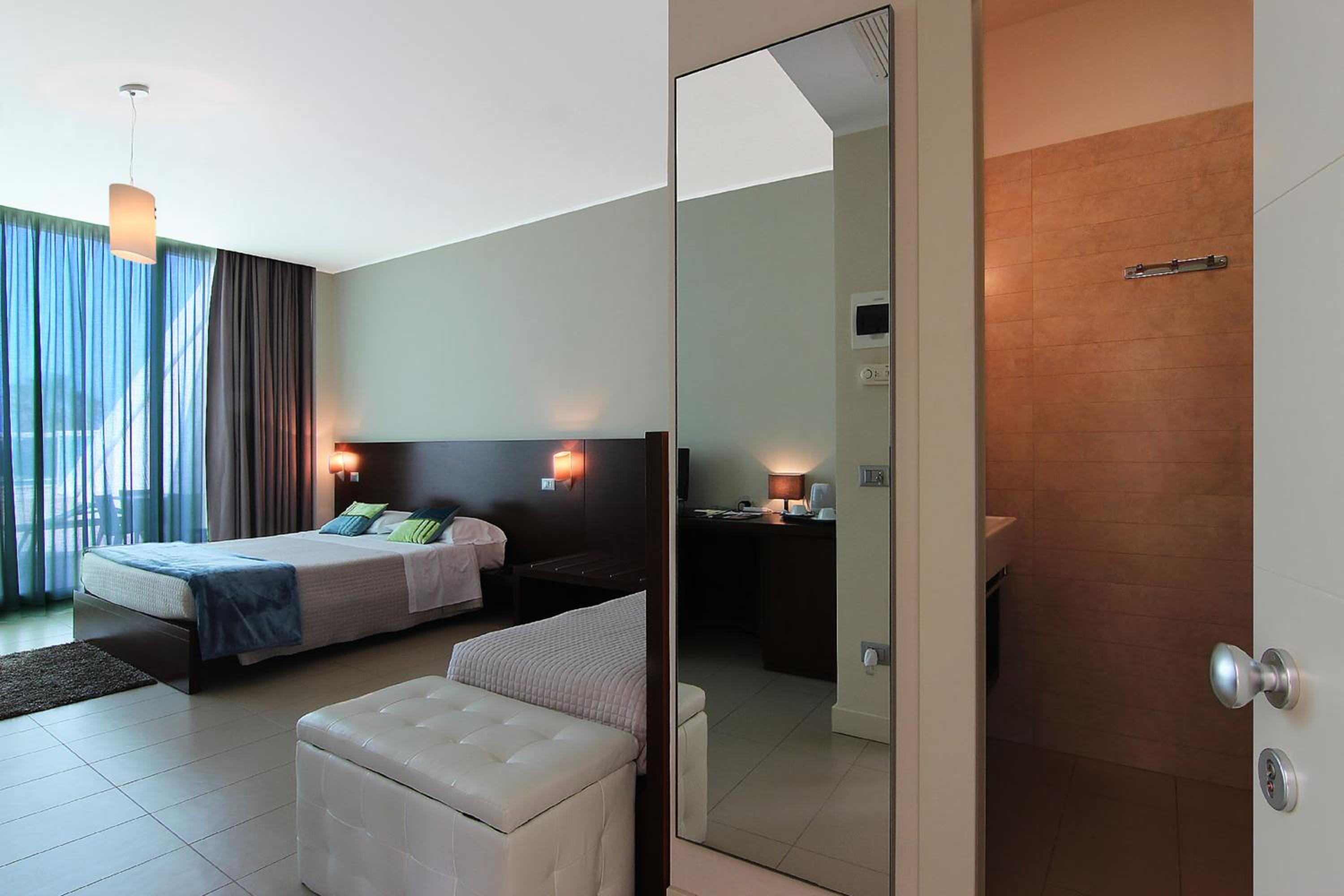 Junior Suite with Terrace and Sea View - Photo 20