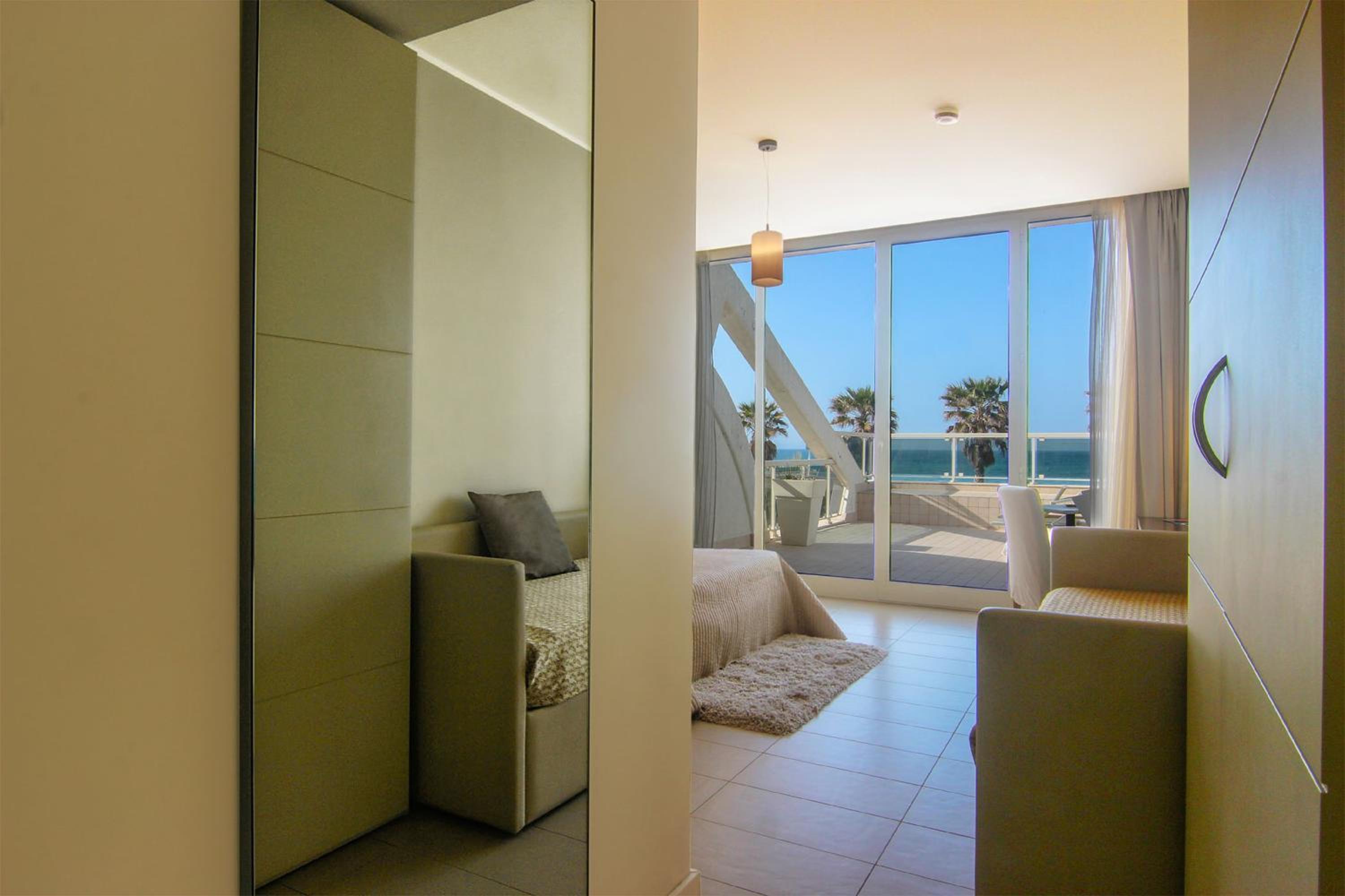 Junior Suite with Terrace and Sea View - Photo 14