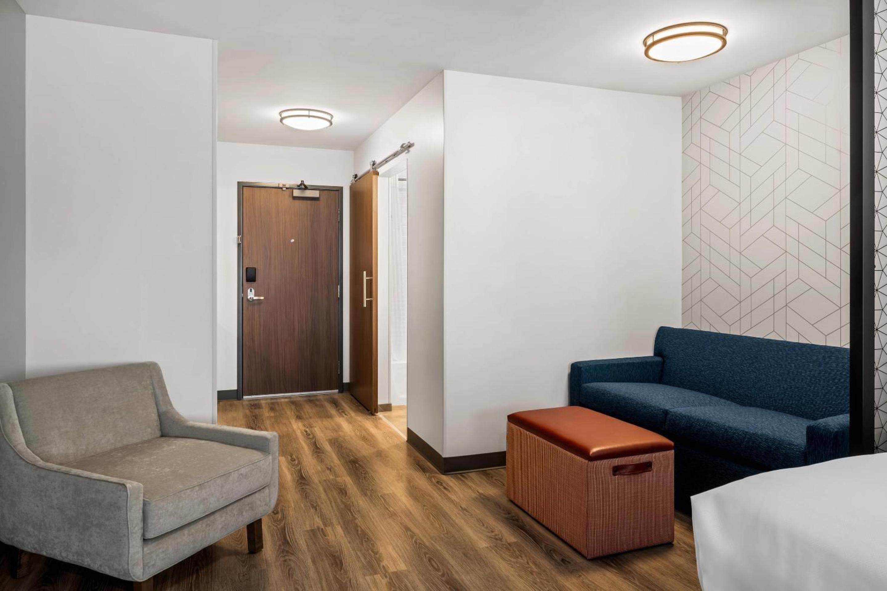 King Suite with Sofa - Non Smoking photo 3