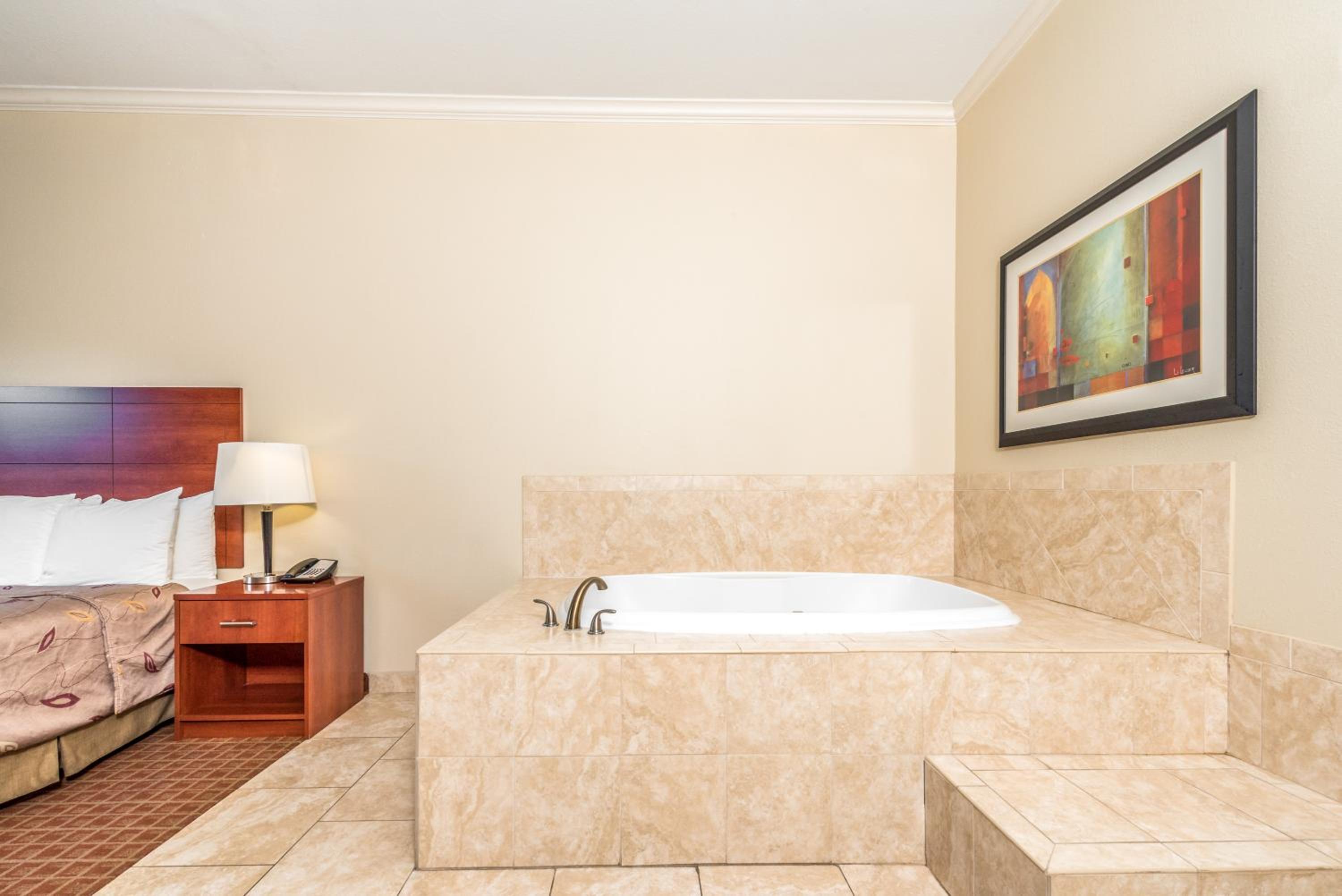 King Suite with Jetted Tub - Non-Smoking - Photo 2