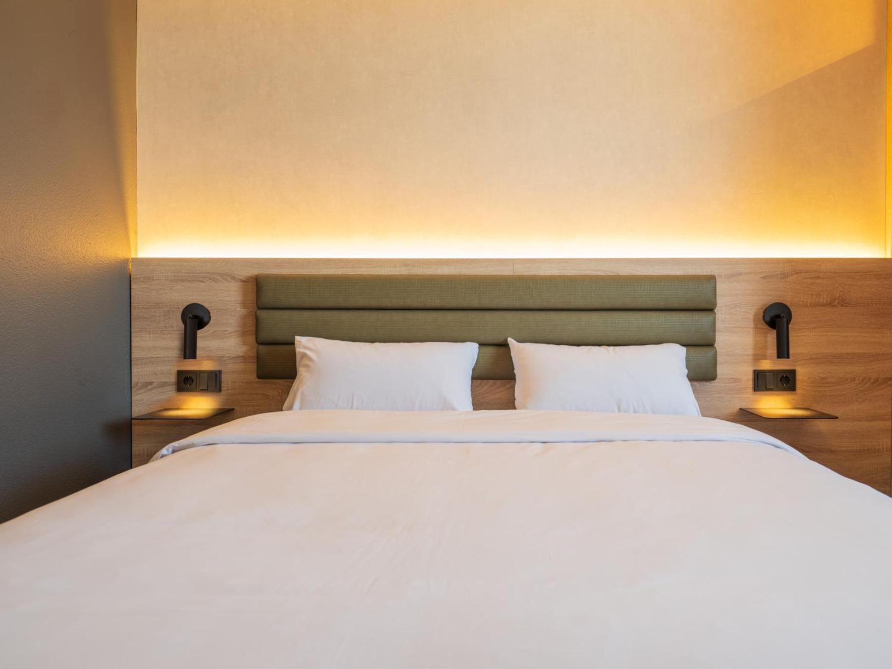 Standard Room - 1 Queen Bed - Photo 4