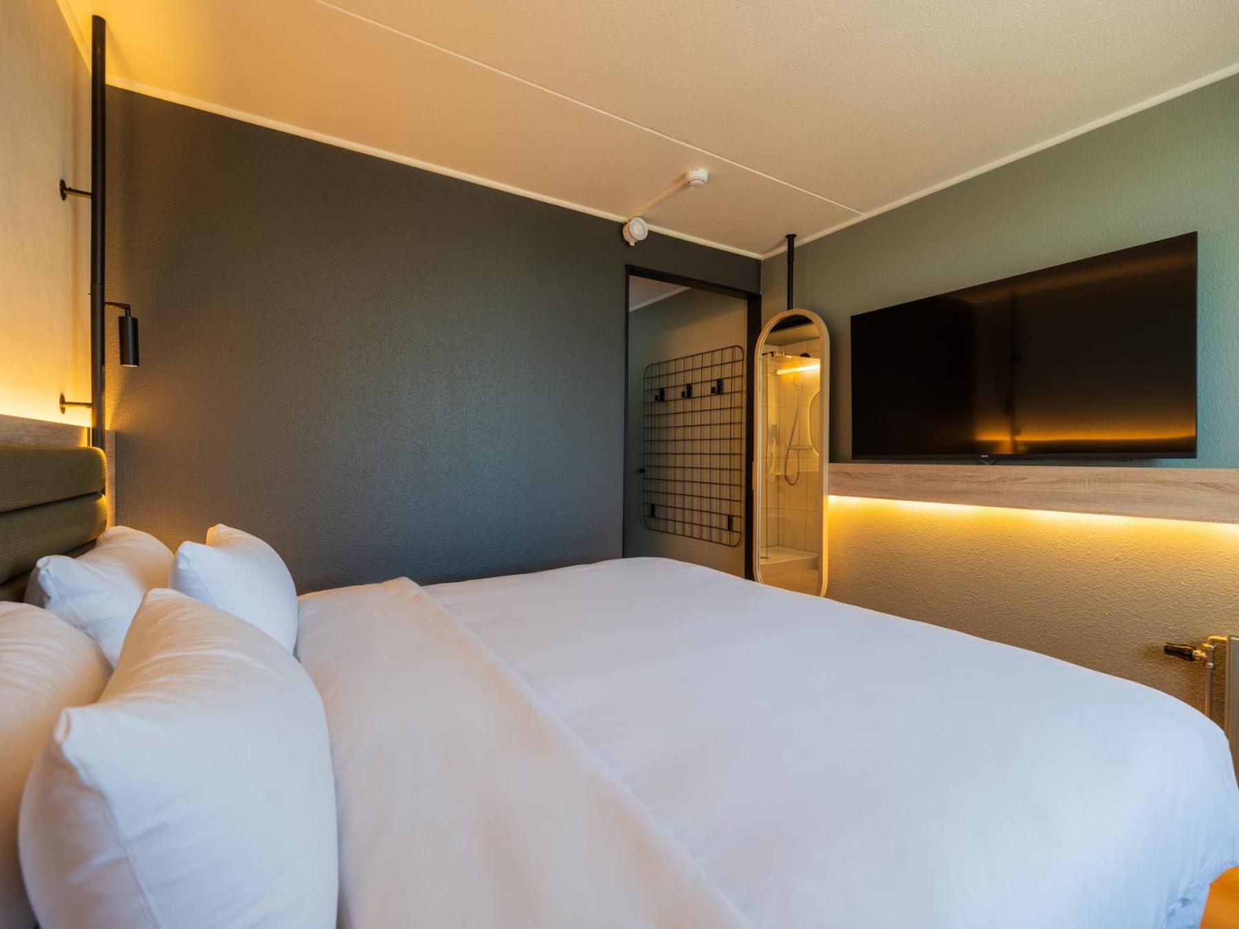 Superior Room - 1 King Bed - Photo 5