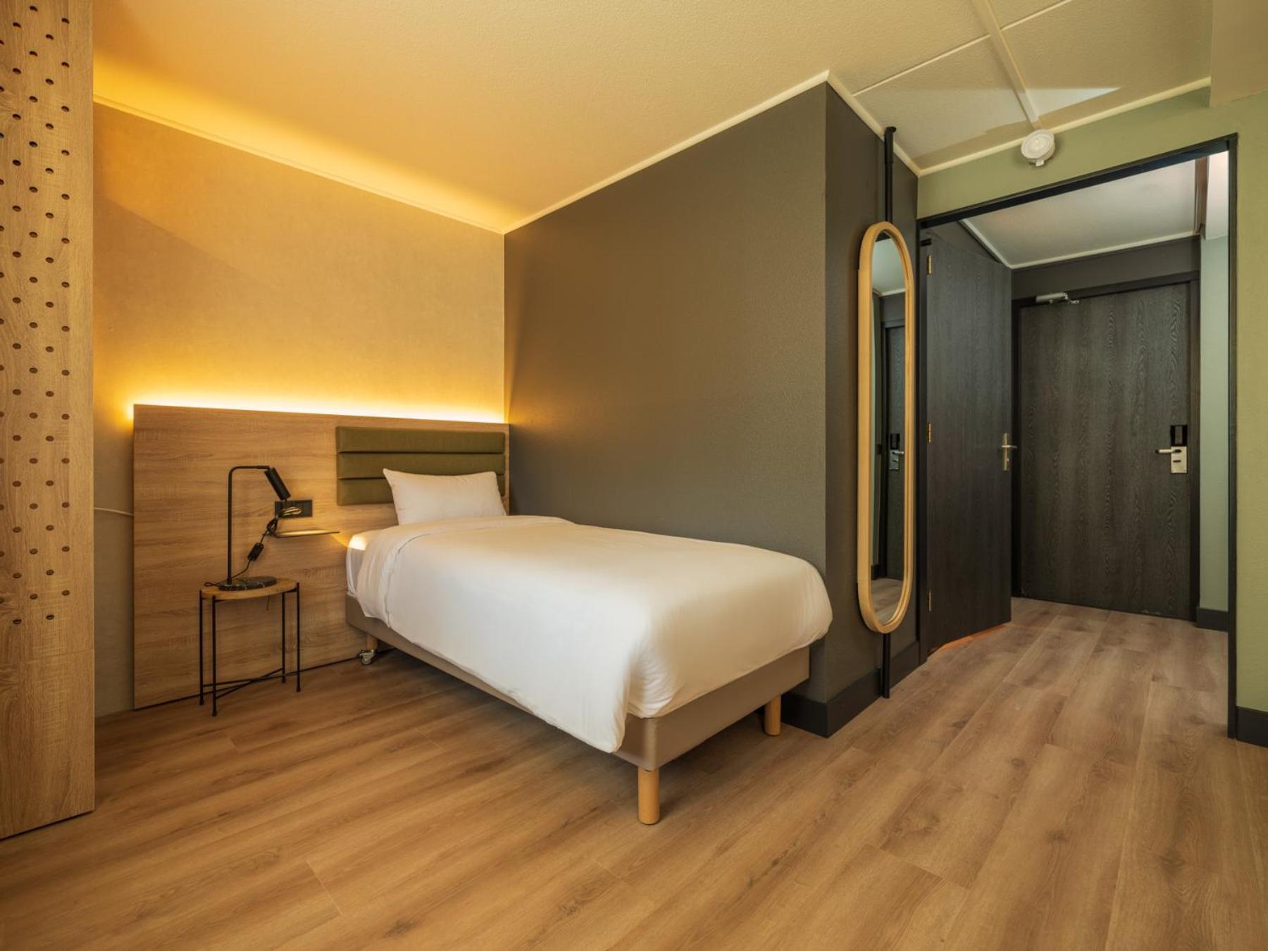 Standard Room - 1 Queen Bed 1 Single Bed - Photo 1