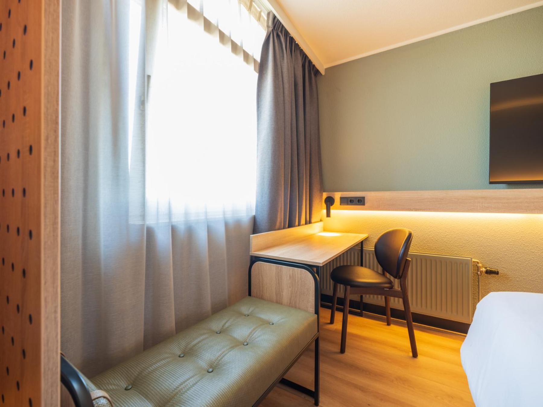 Standard Room - 1 Queen Bed - Photo 8
