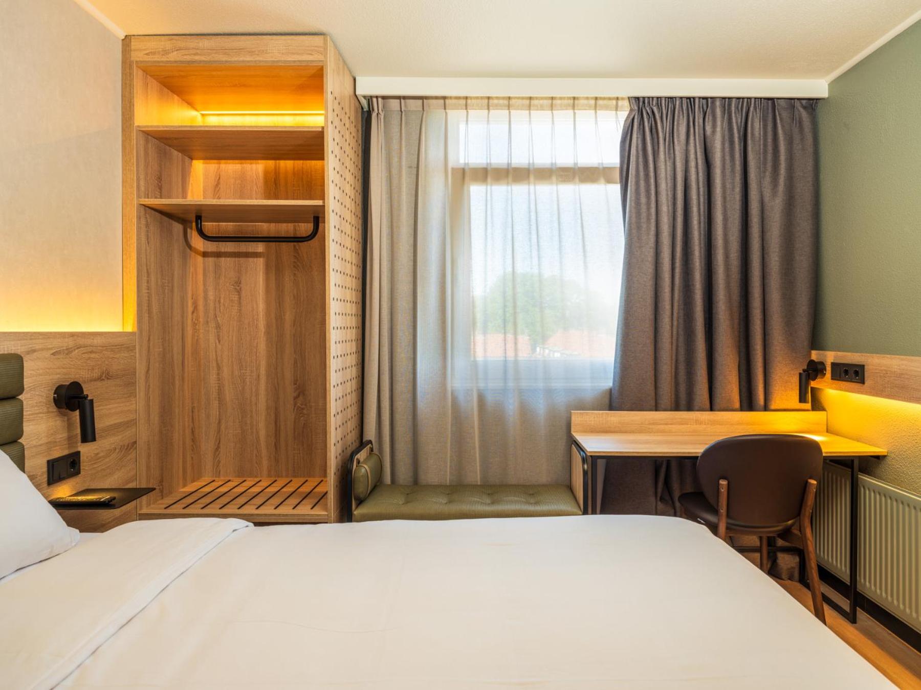 Standard Room - 1 Queen Bed - Photo 9