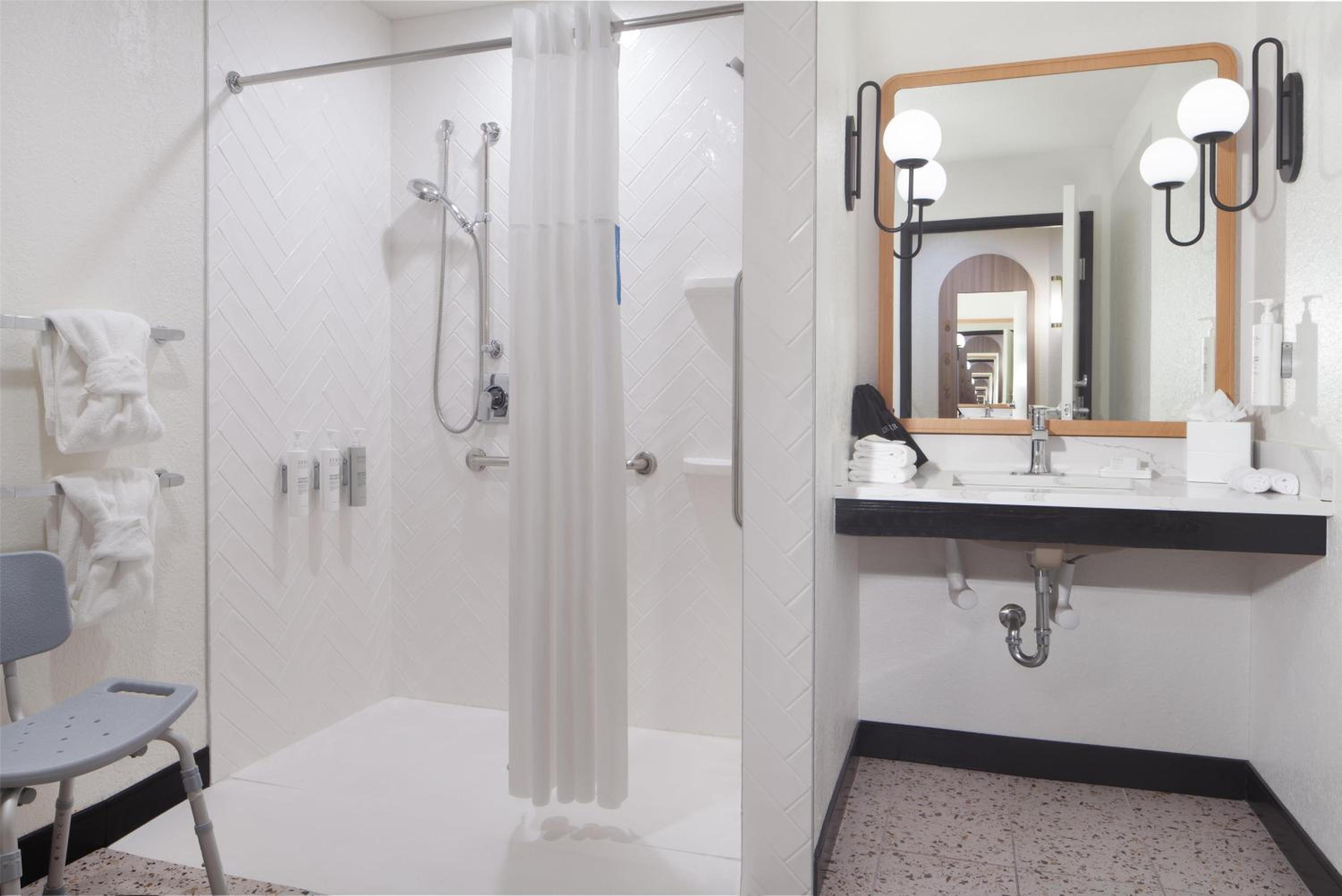 King Room with Roll-In Shower - Mobility and Hearing Access photo 2