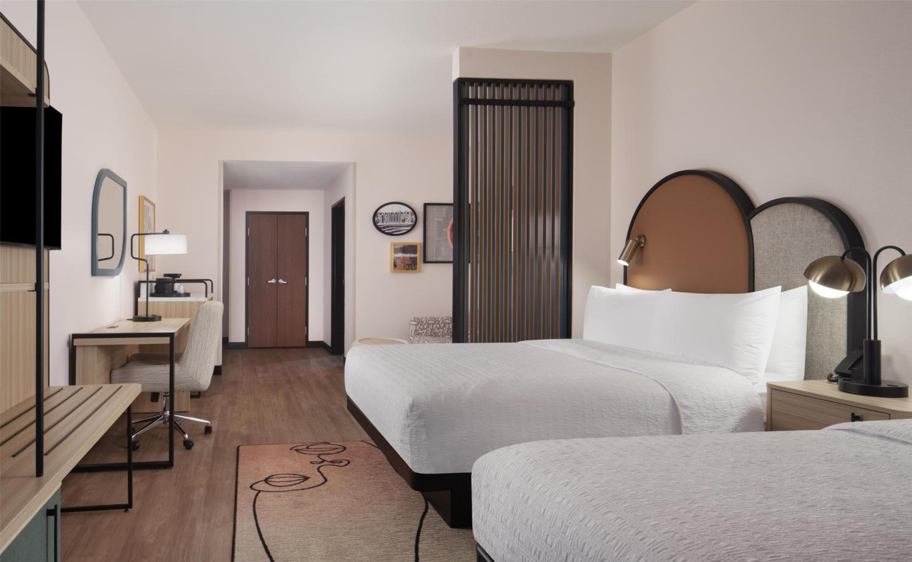 Queen Room with Two Queen Beds - Photo 4