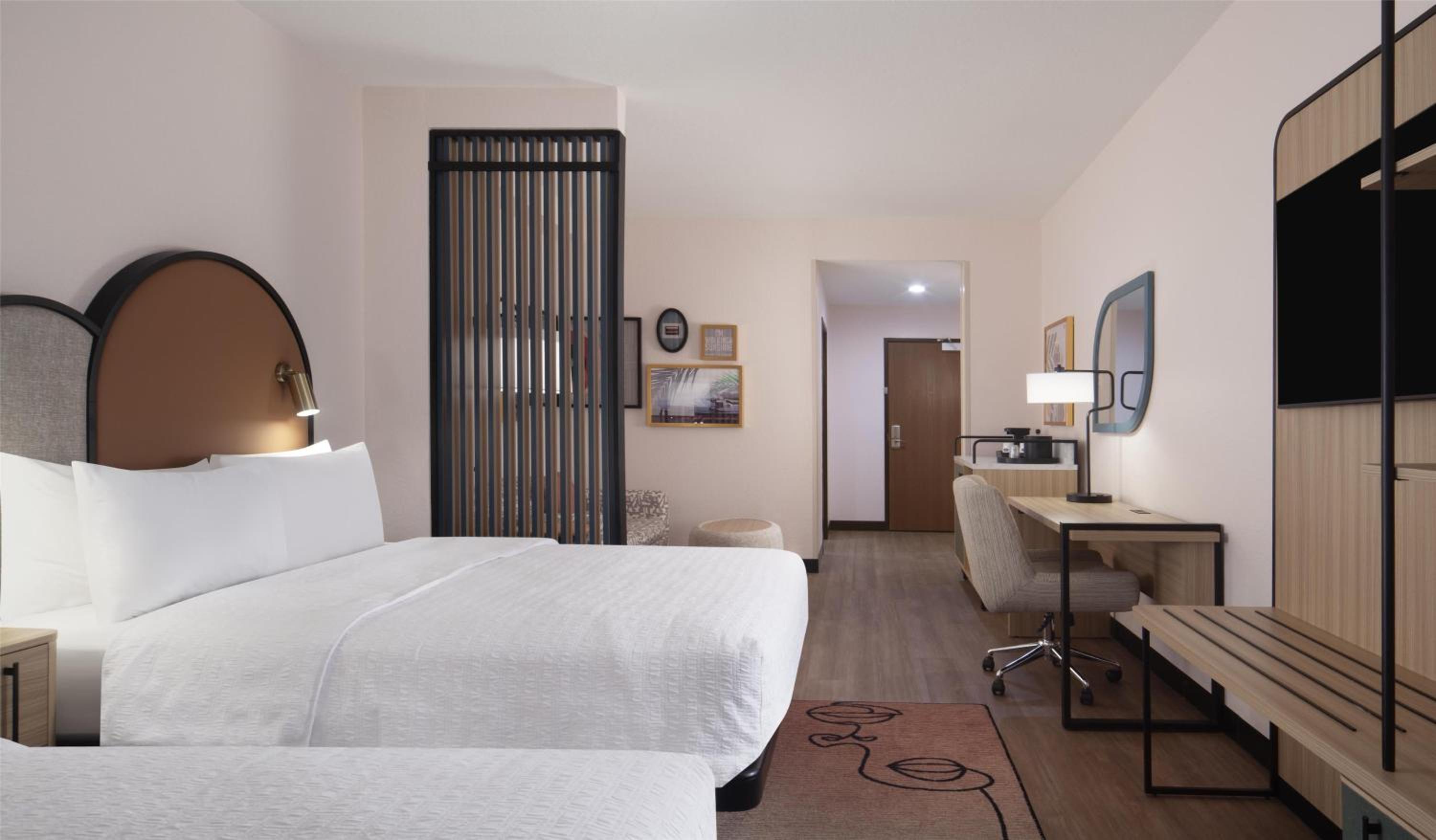 Queen Room with Two Queen Beds - Photo 5