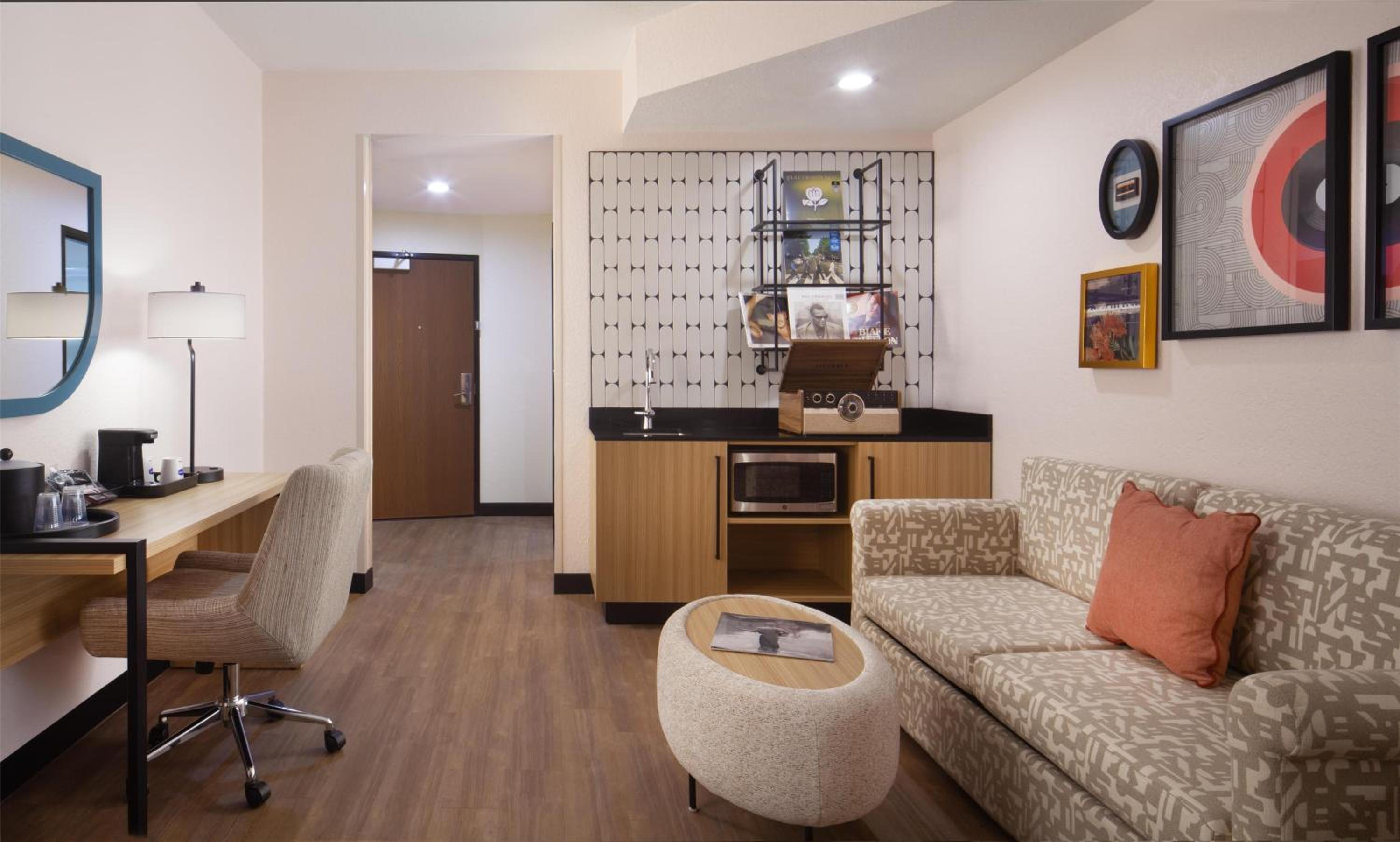 King Room with Wet Bar - Photo 9