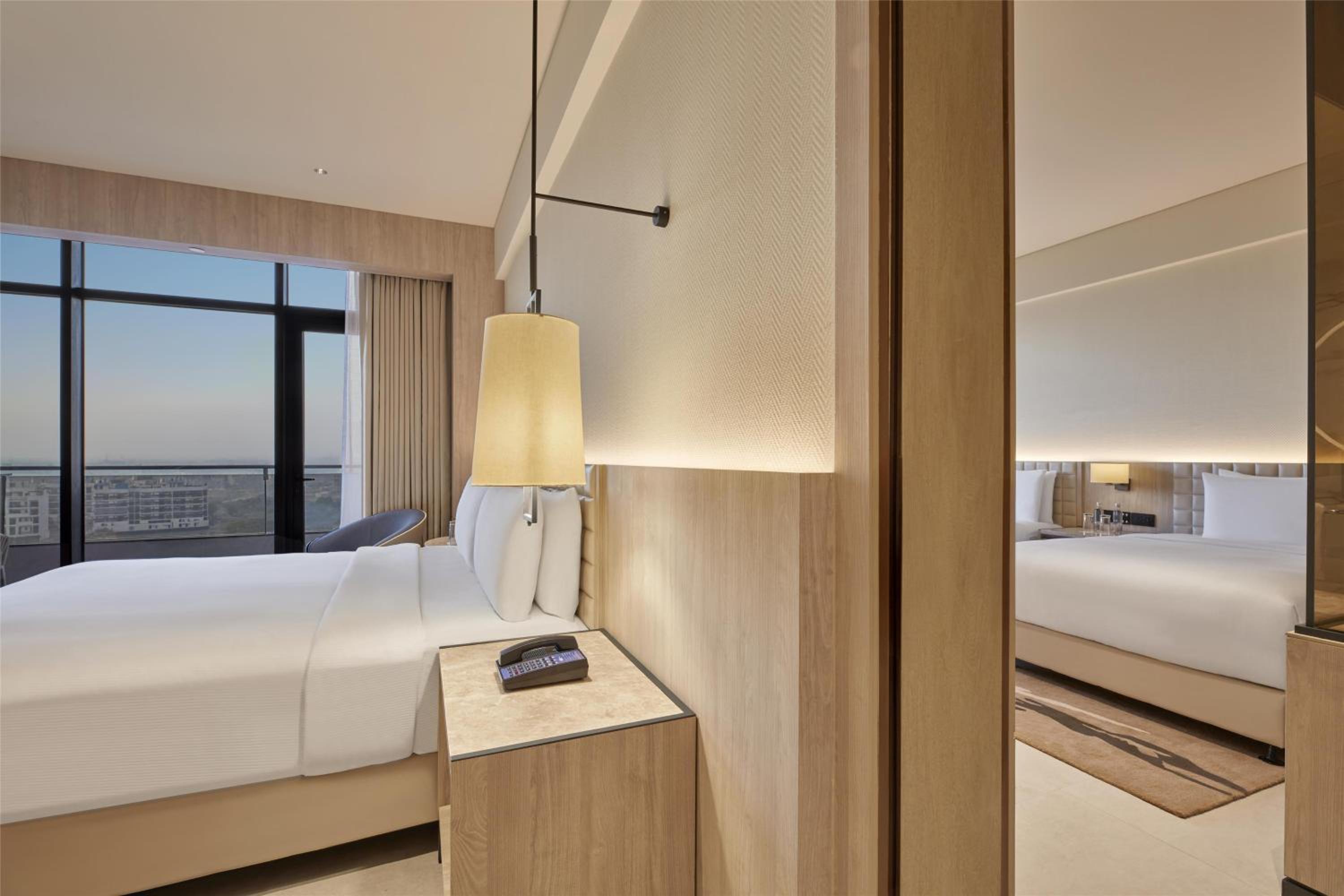 Premium King Suite with Balcony - Lounge Access - Photo 5
