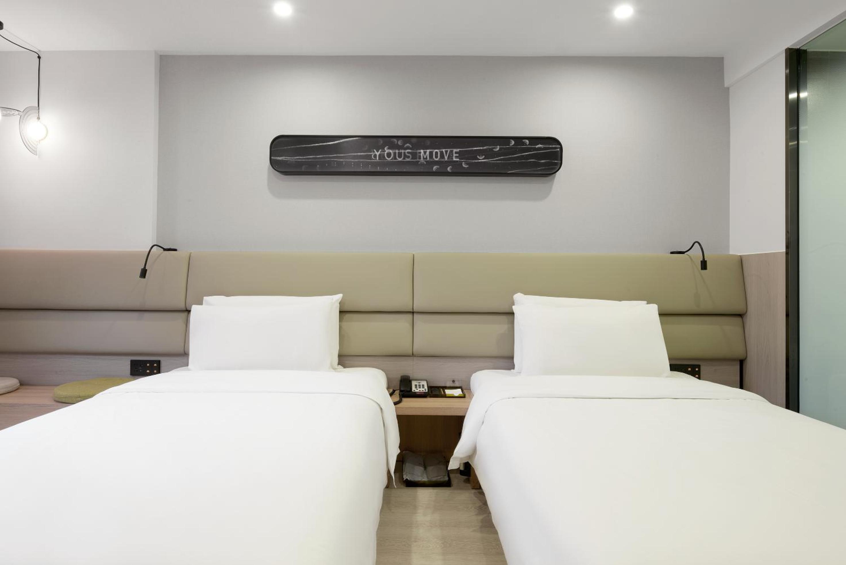 Superior Twin Room with Courtyard photo 2