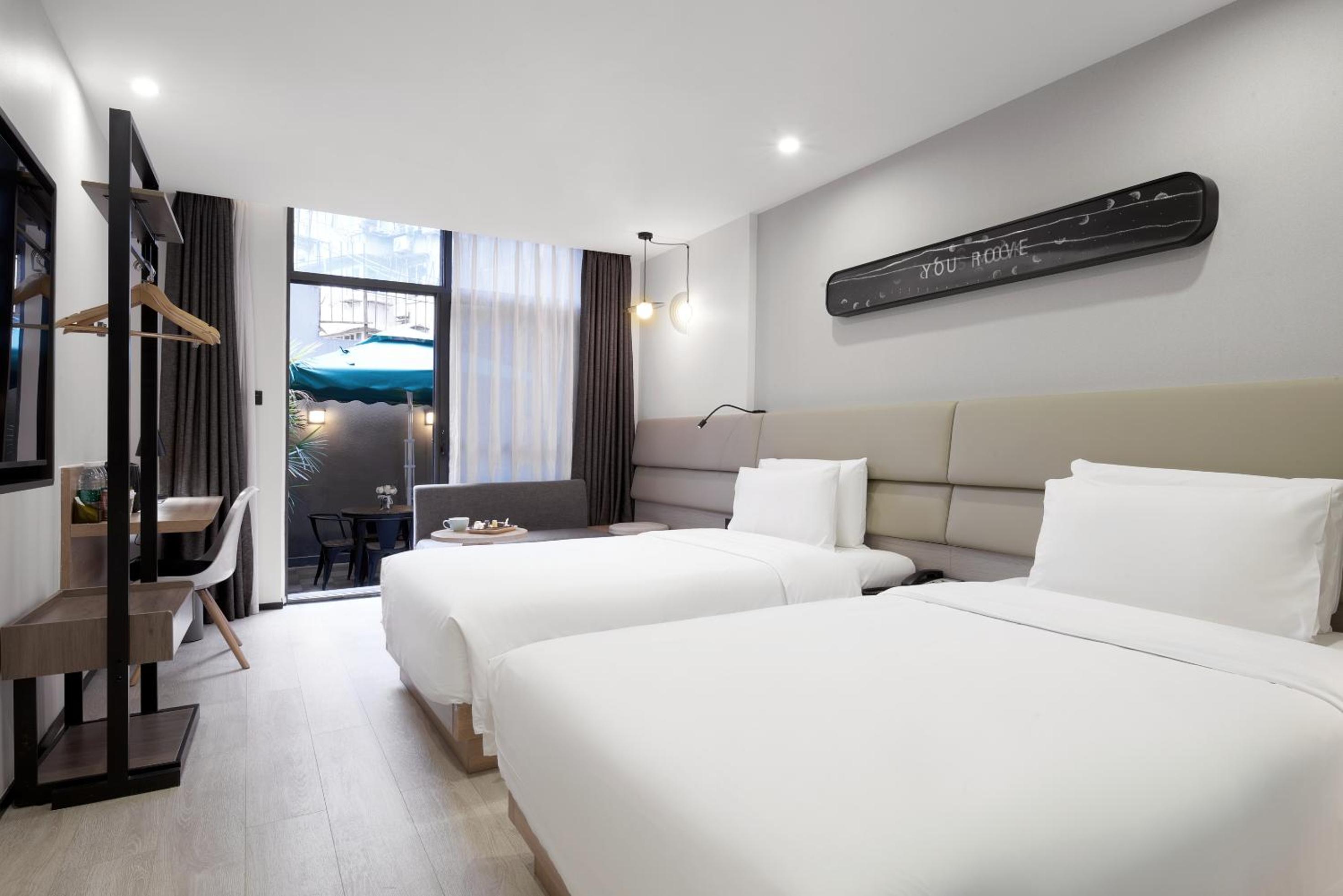 Superior Twin Room with Courtyard photo 3