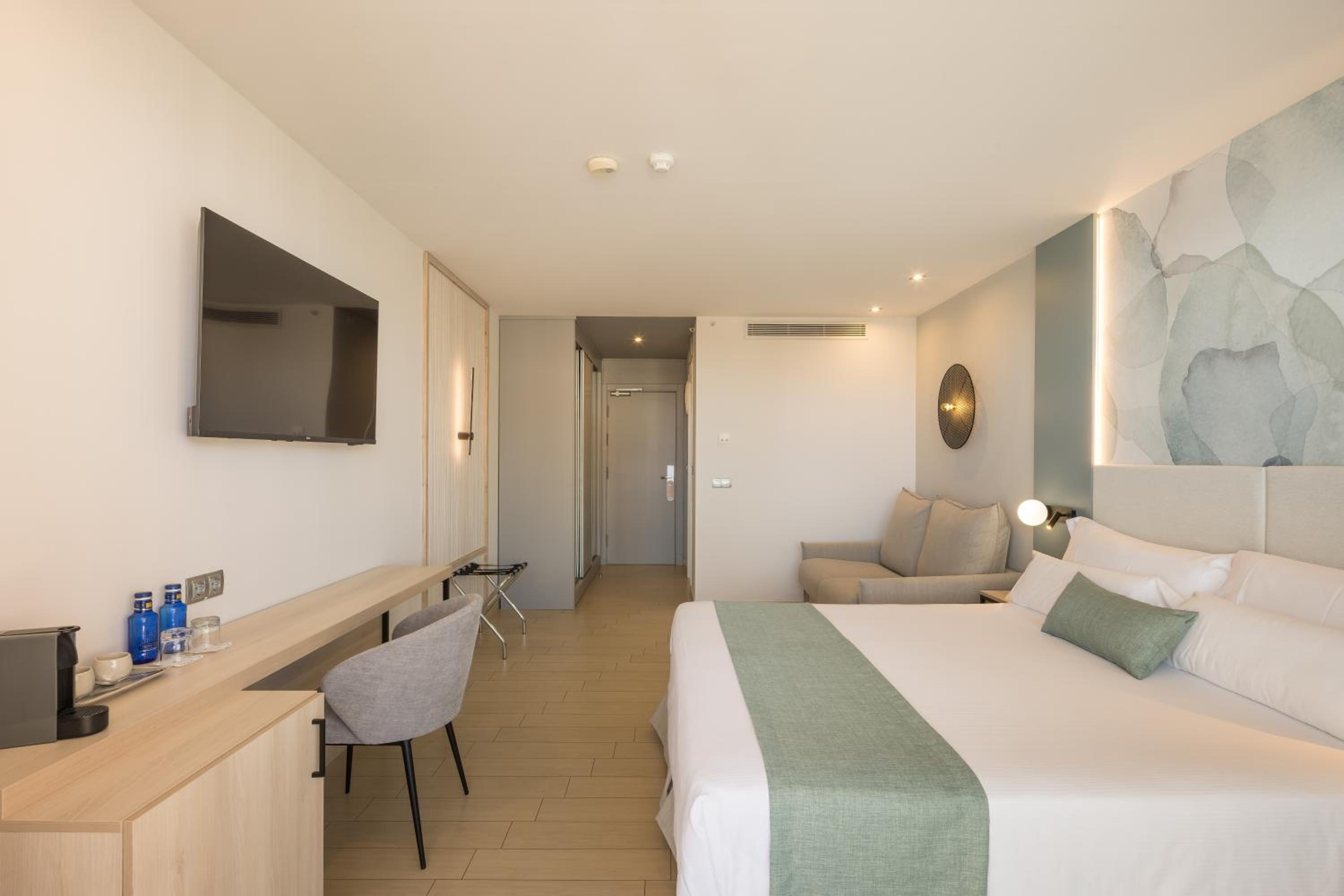 Superior Triple Room with Sea View - Photo 9