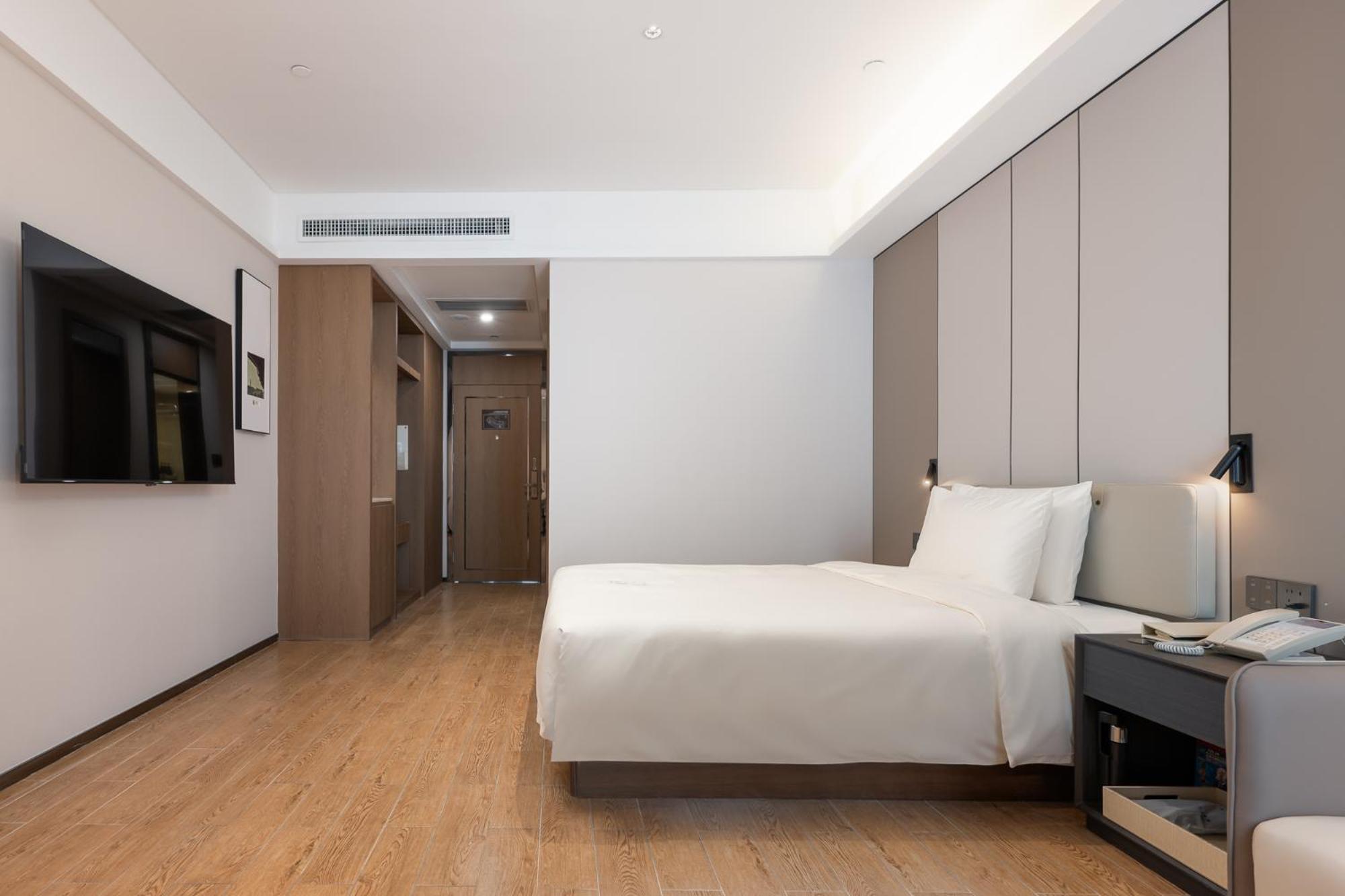 Elegant Queen Room photo 1
