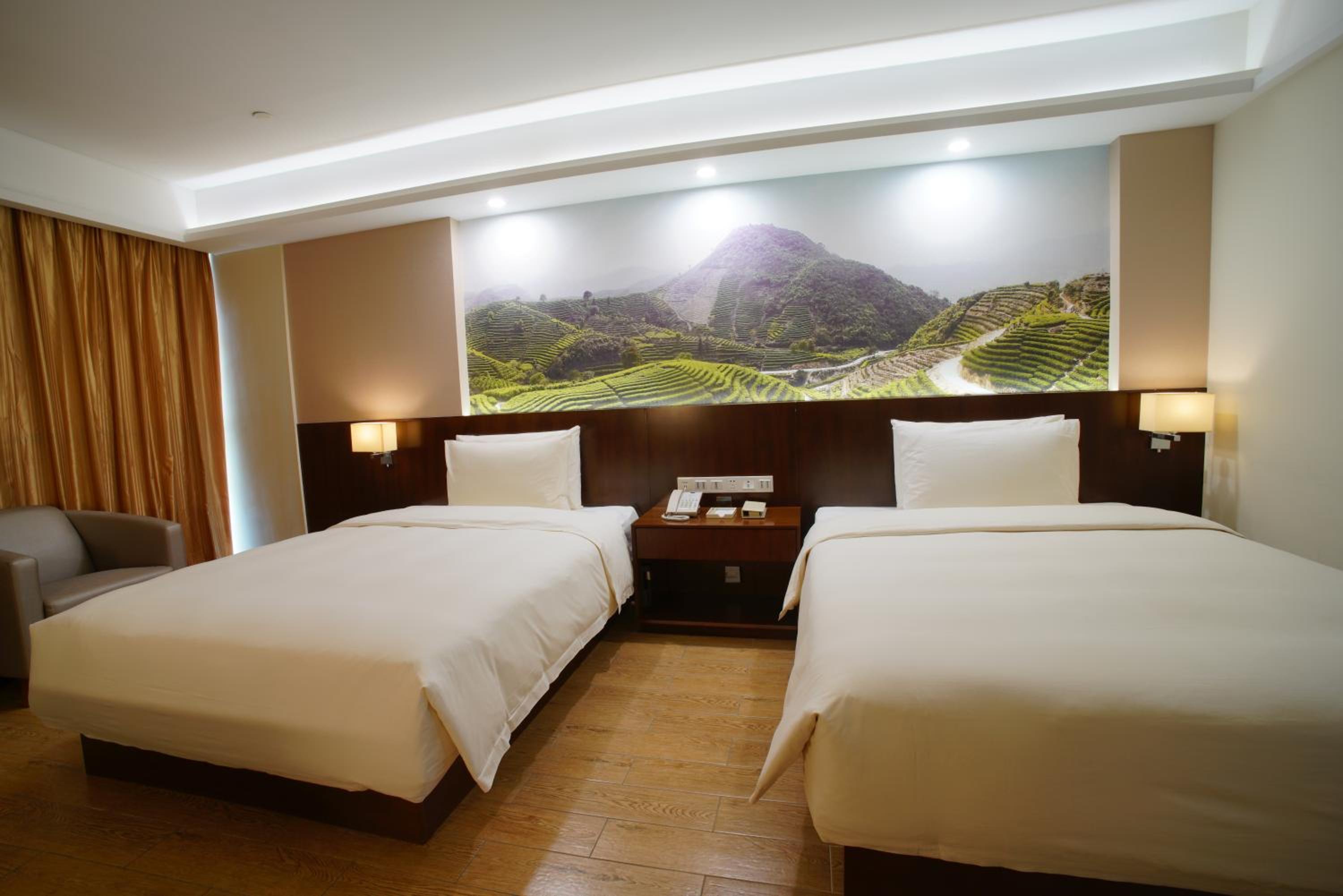 Elegant Twin Room photo 3