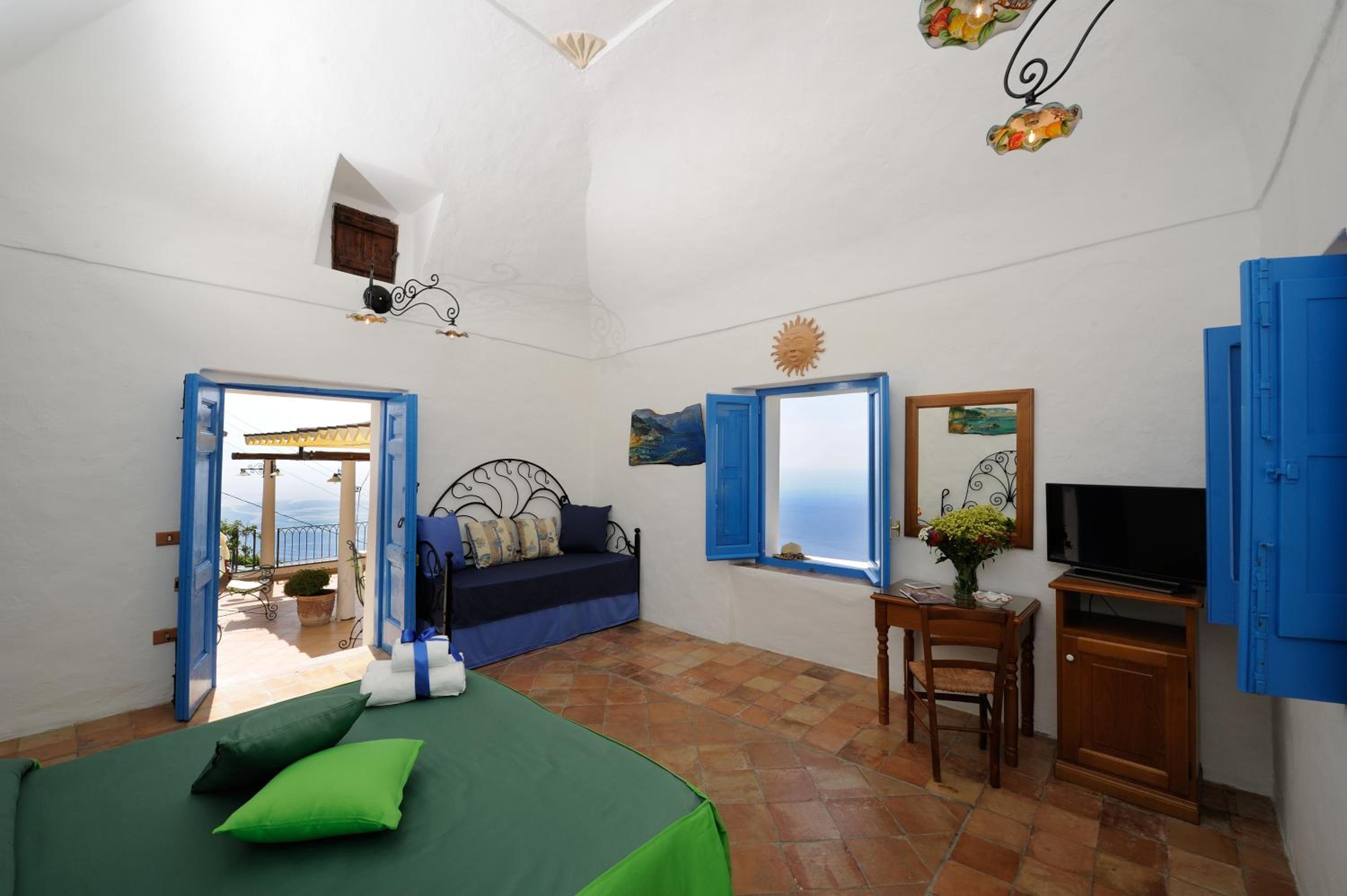 Family Room with Balcony and Sea View photo 3