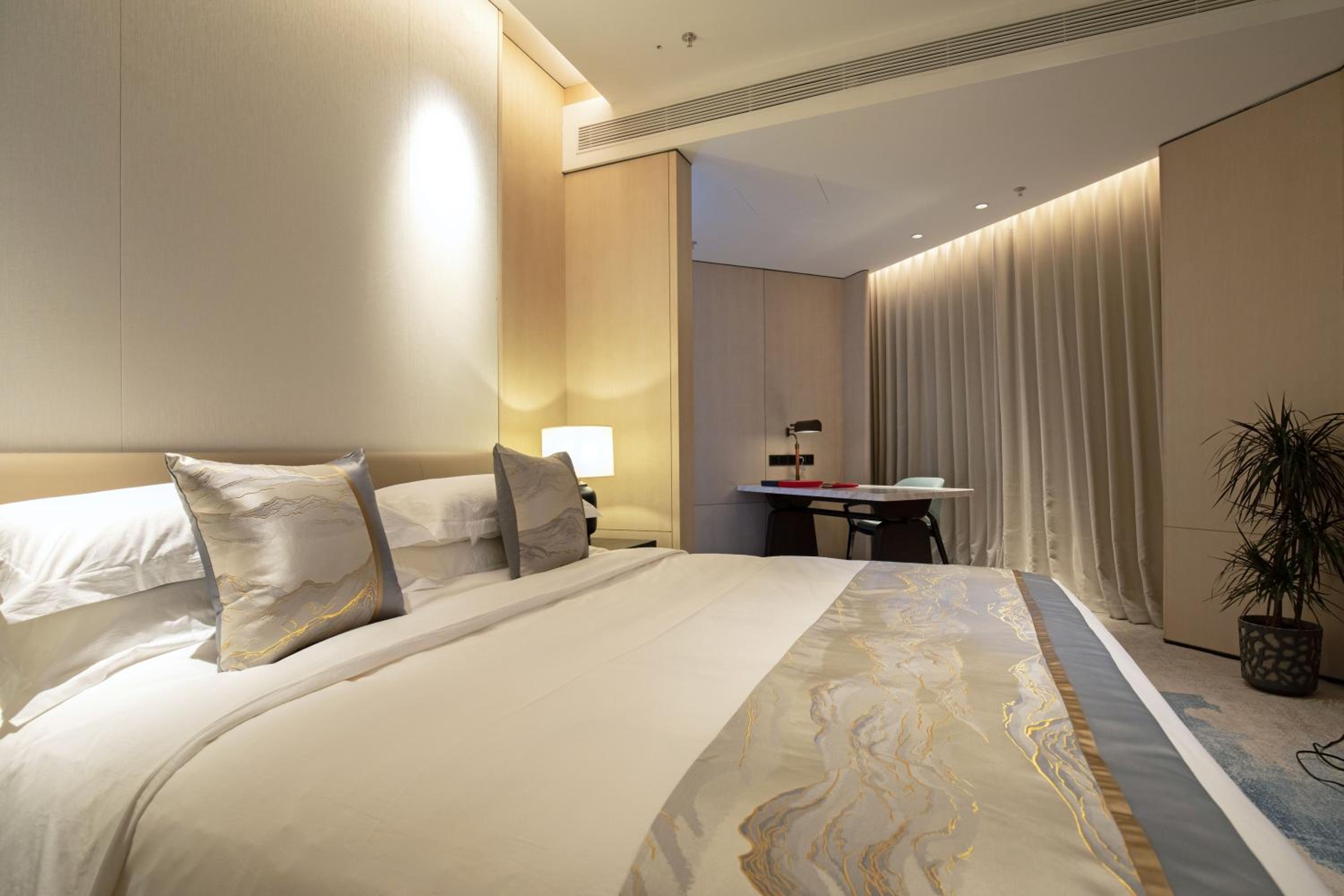 Deluxe Suite - Photo 1