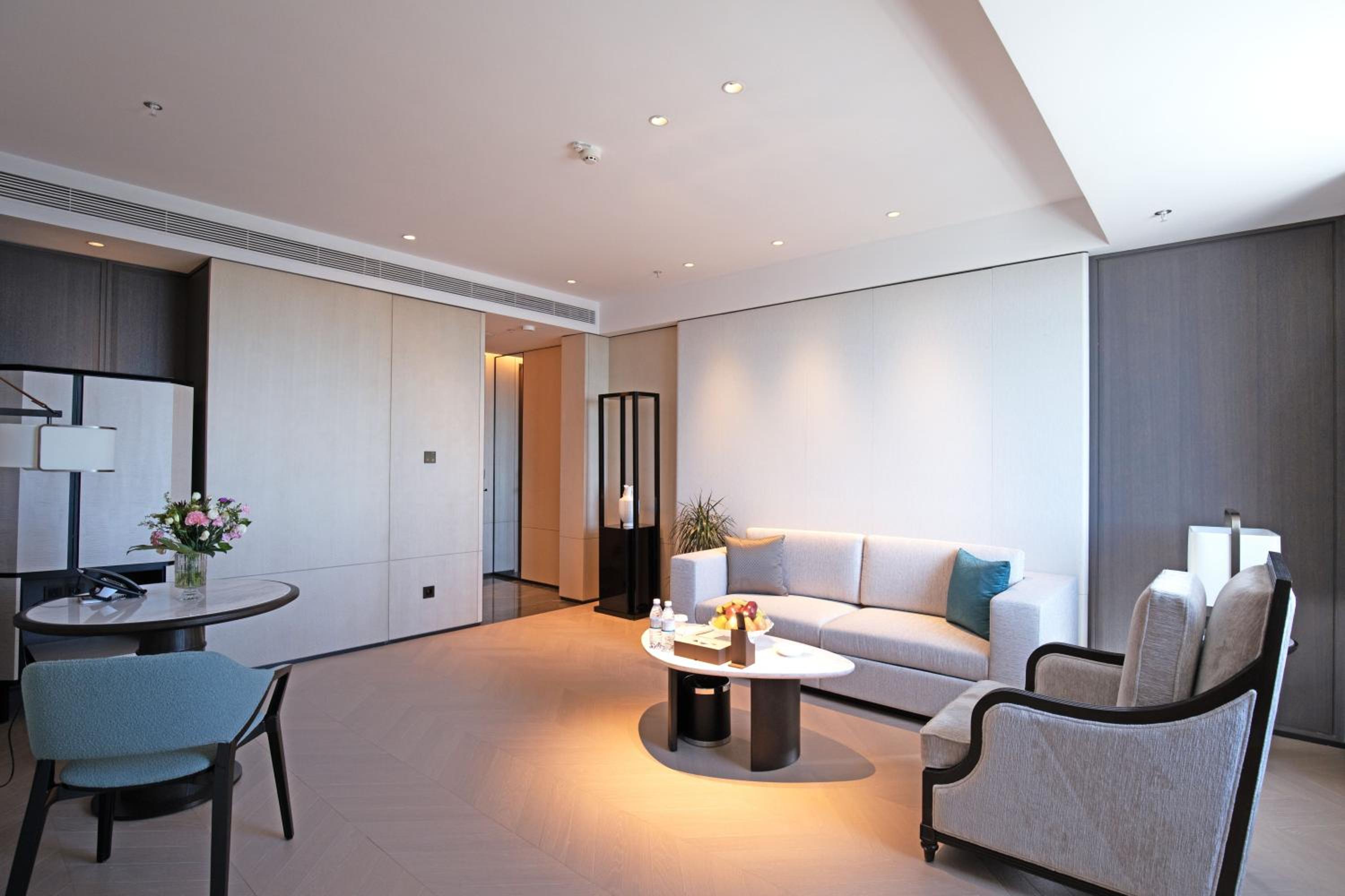 Deluxe Suite - Photo 6