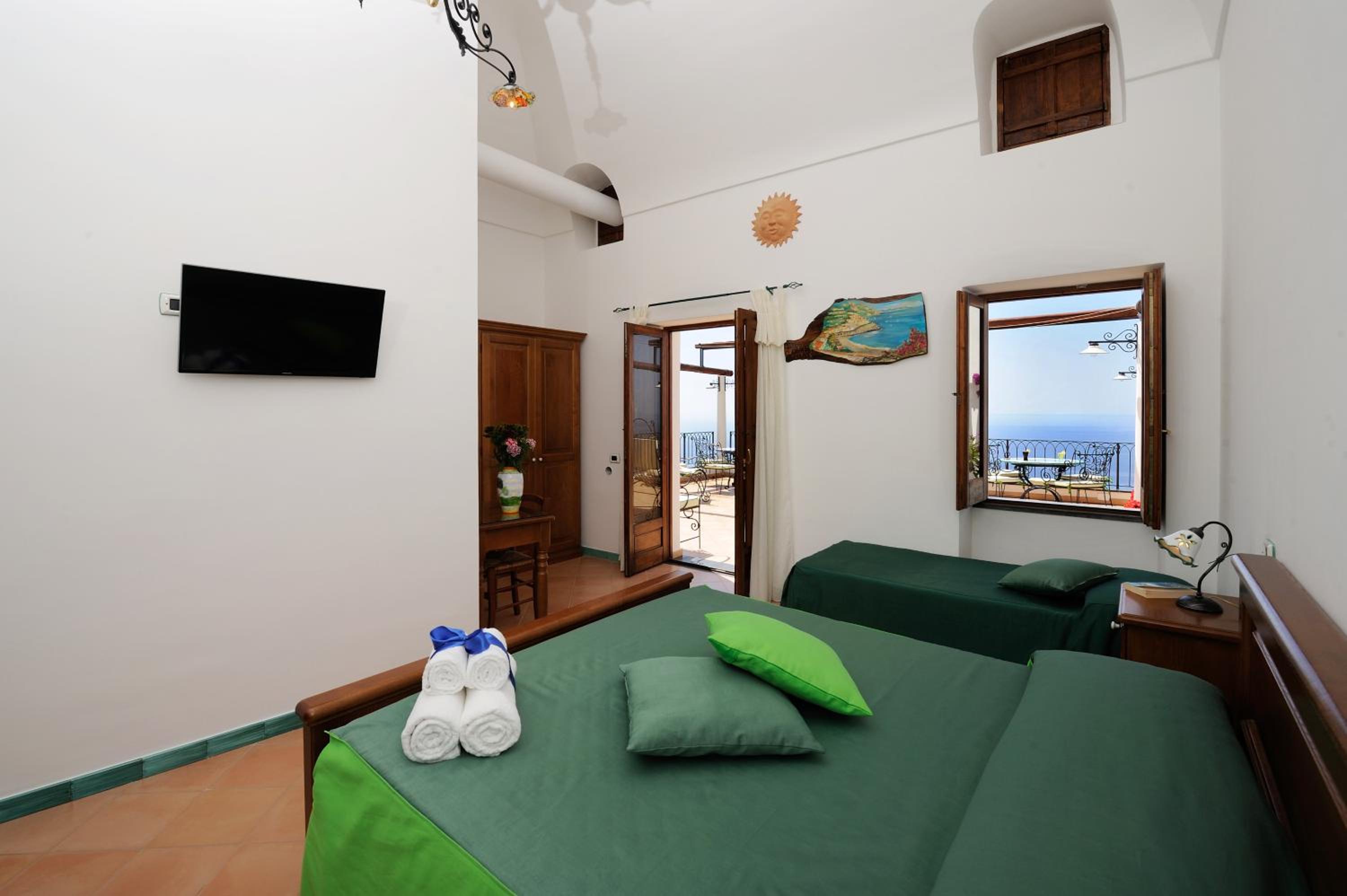 Quadruple Room with Balcony and Sea View photo 1