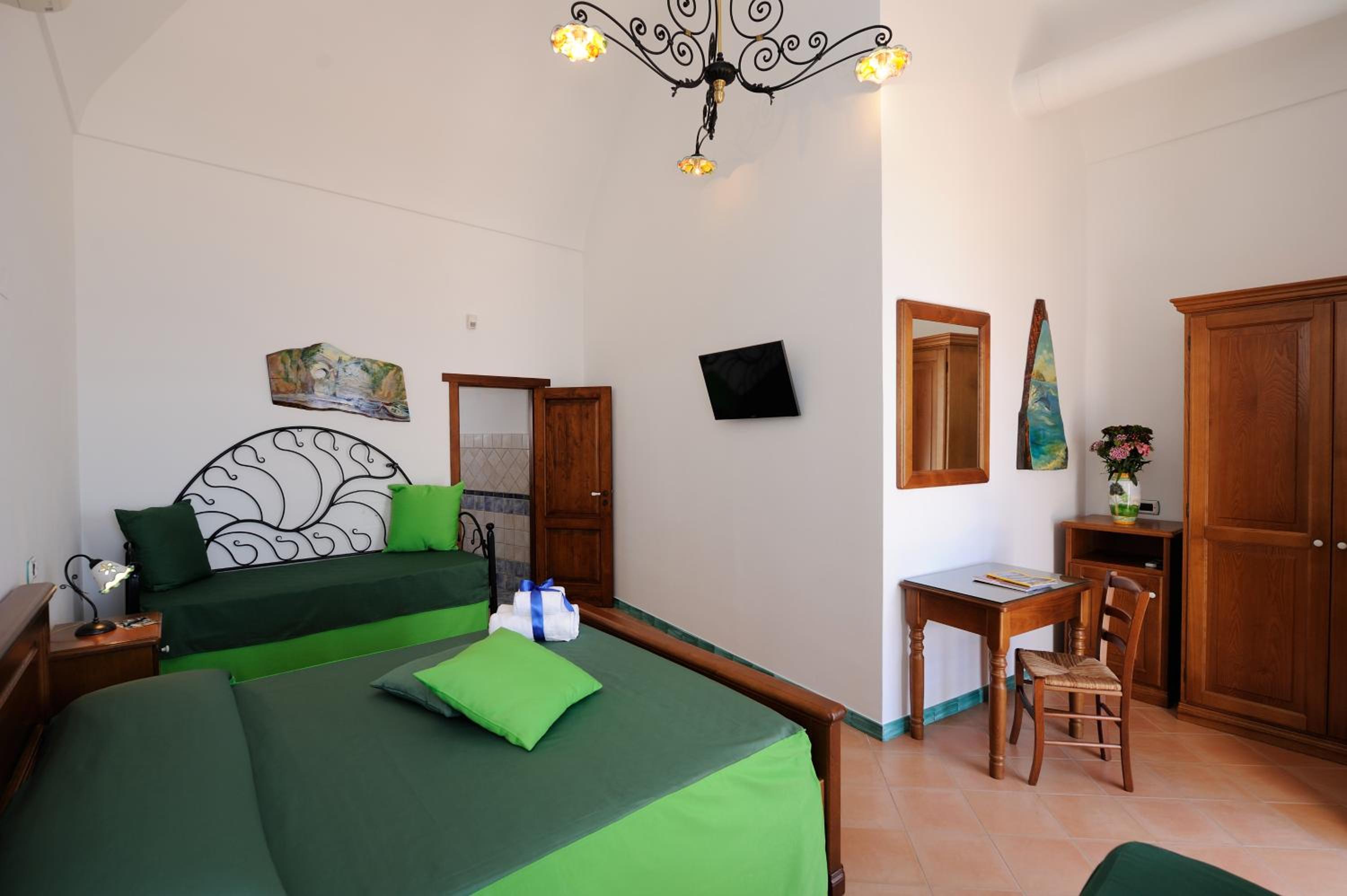 Quadruple Room with Balcony and Sea View photo 2