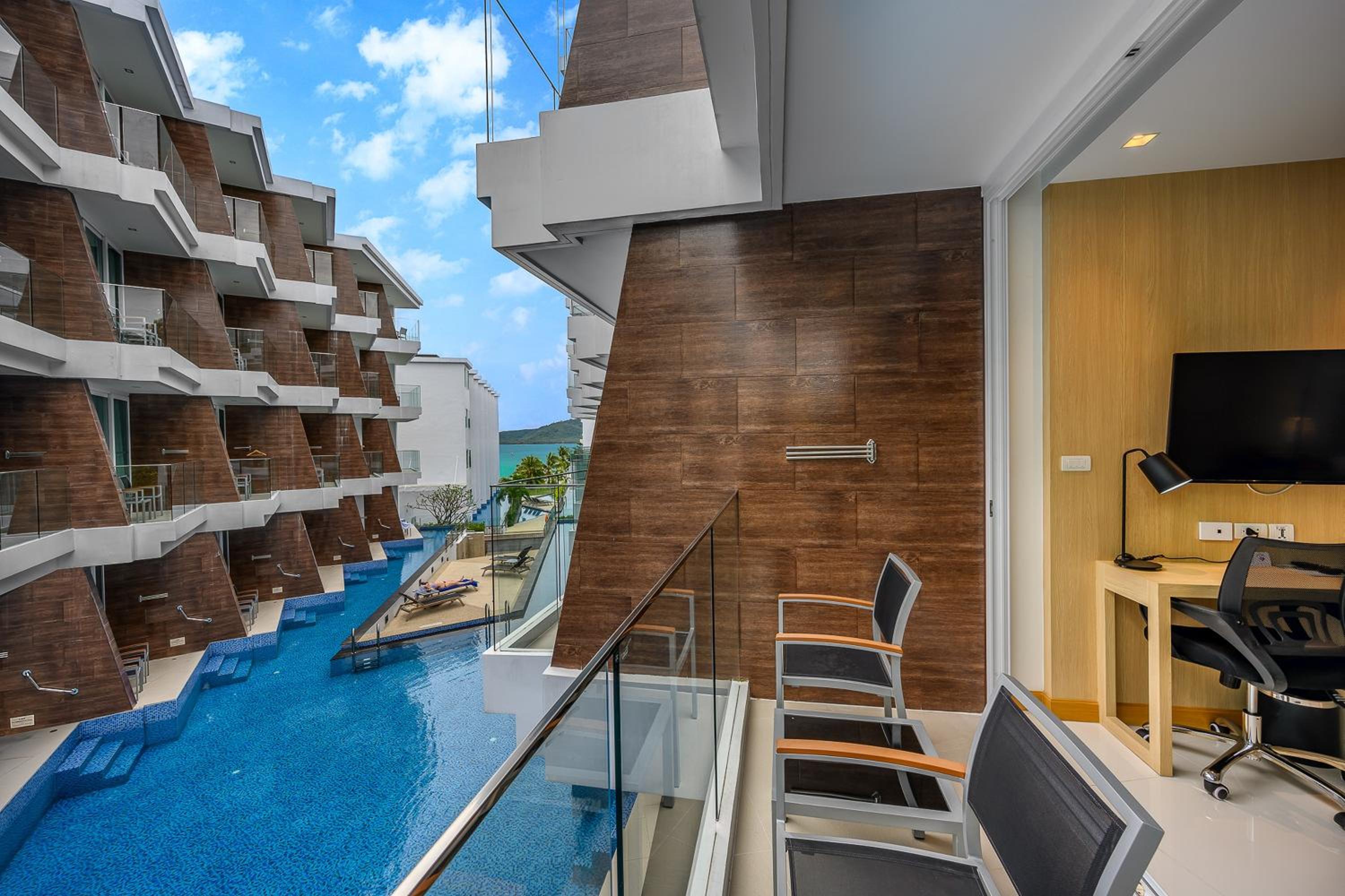 Deluxe Double Room with Balcony photo 3