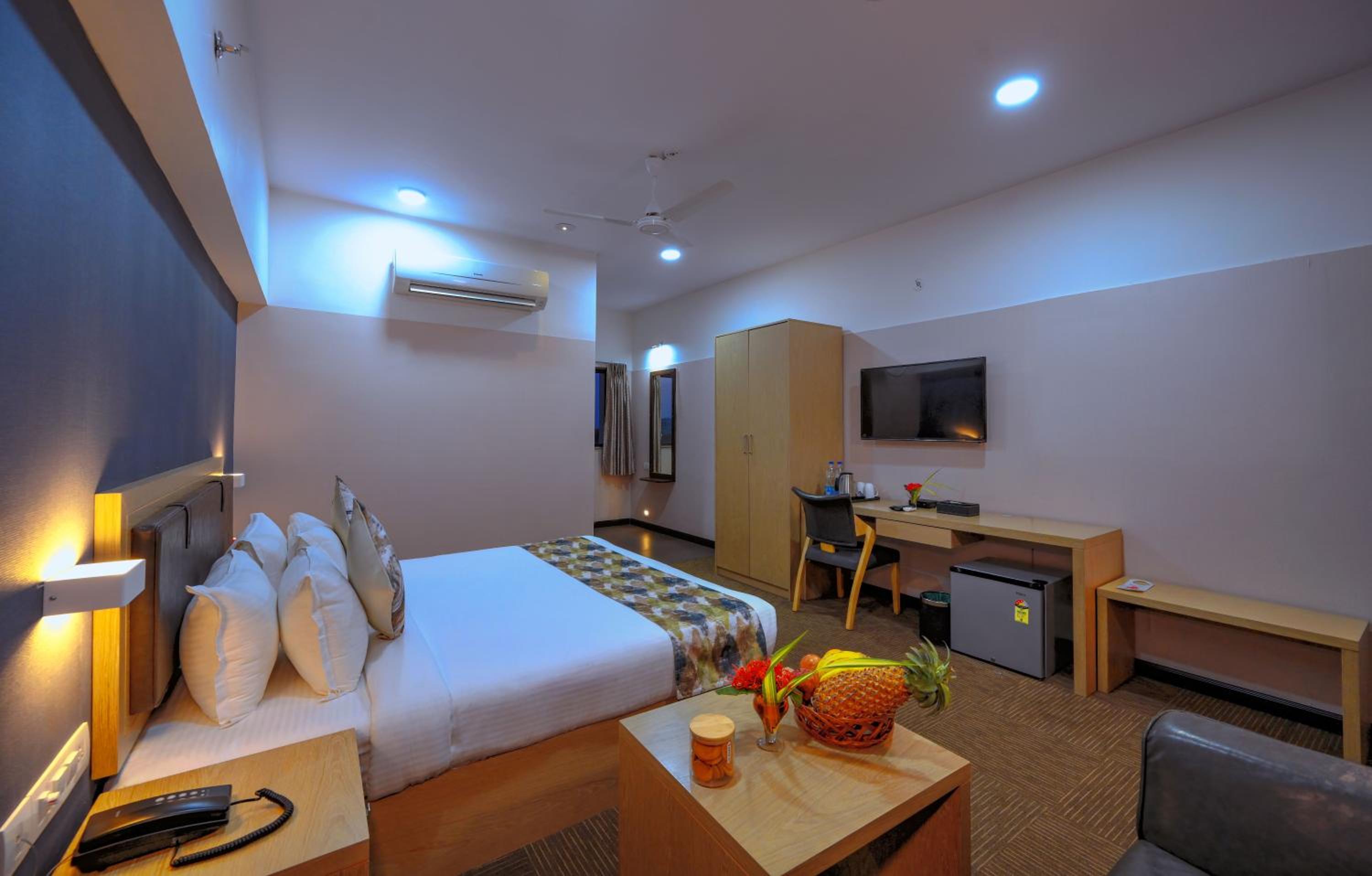 Deluxe King Room photo 2