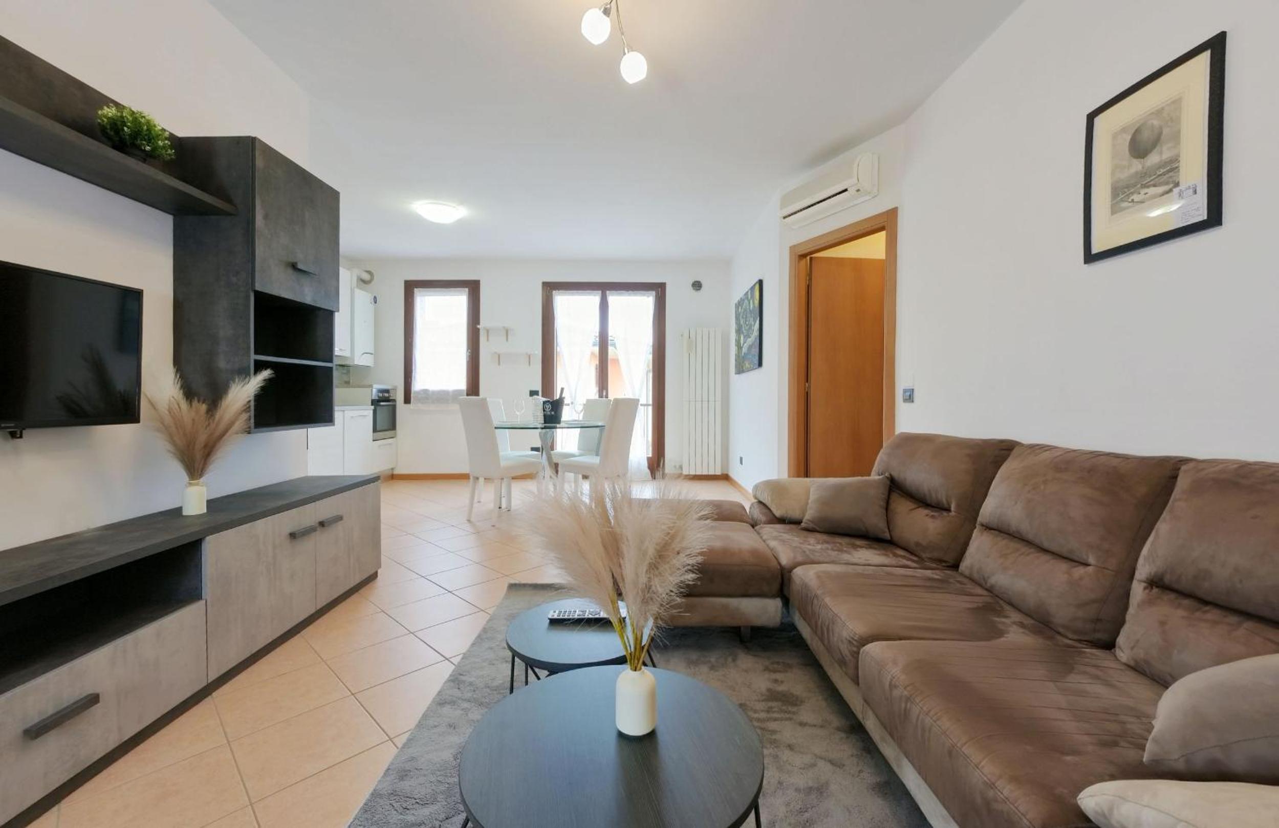 Two-Bedroom Apartment with Balcony photo 3