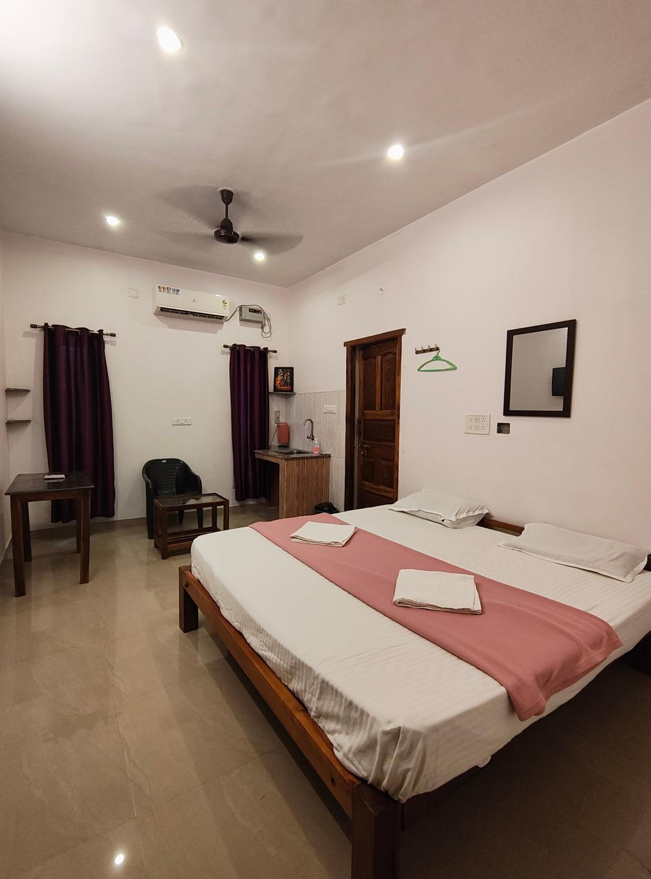 Budget Double Room photo 3