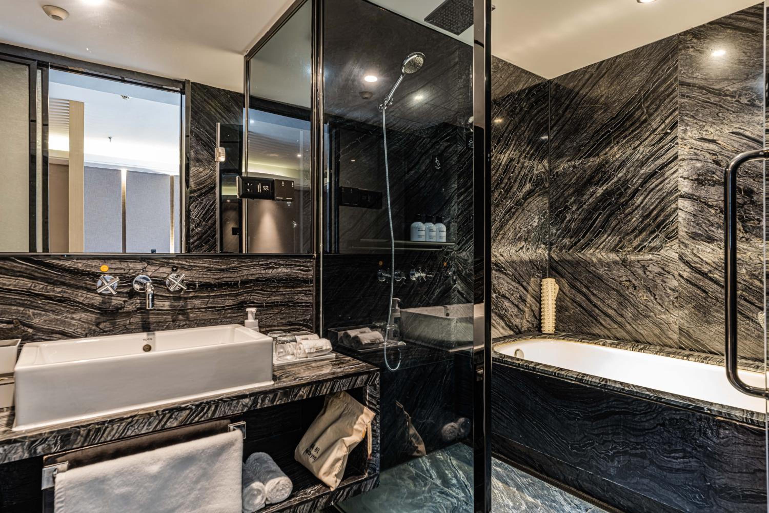 Jimu Suite with Bathtub photo 3