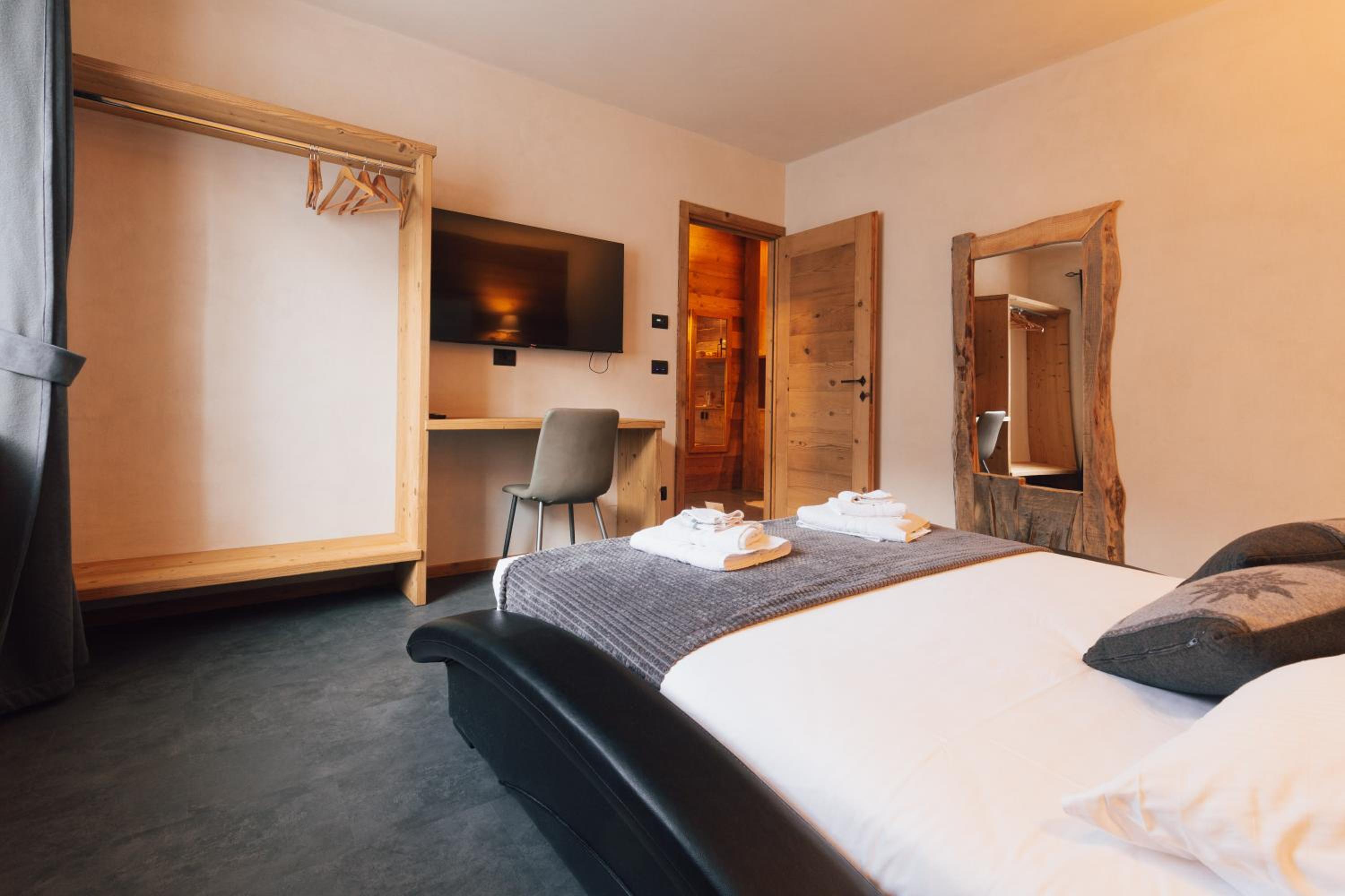 King Suite with Spa Bath photo 2