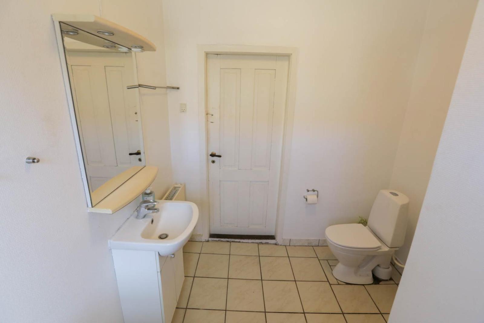 Single Room with Shared Shower and Toilet photo 3