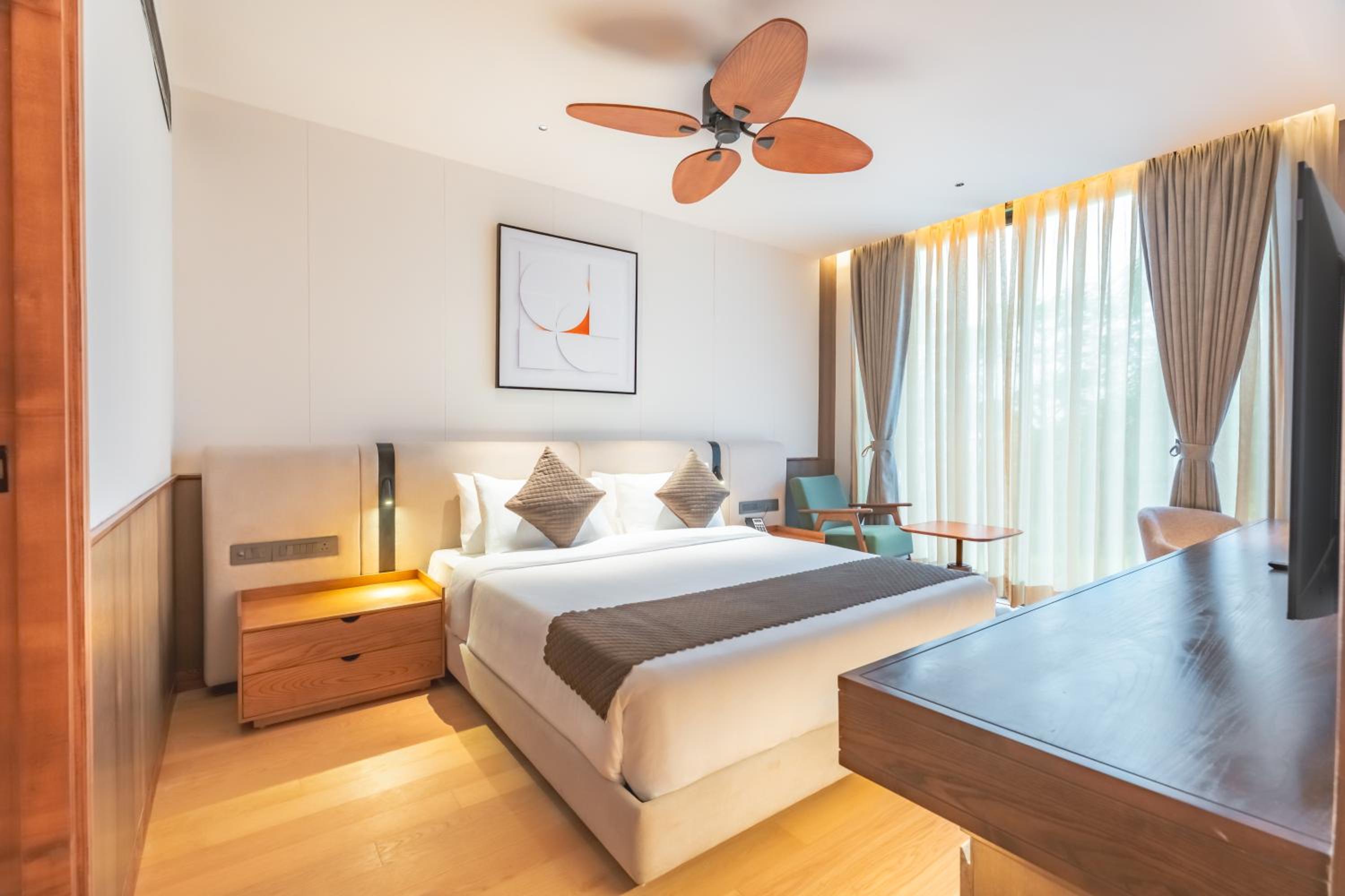 Luxury Suite Room with Bathtub and Balcony