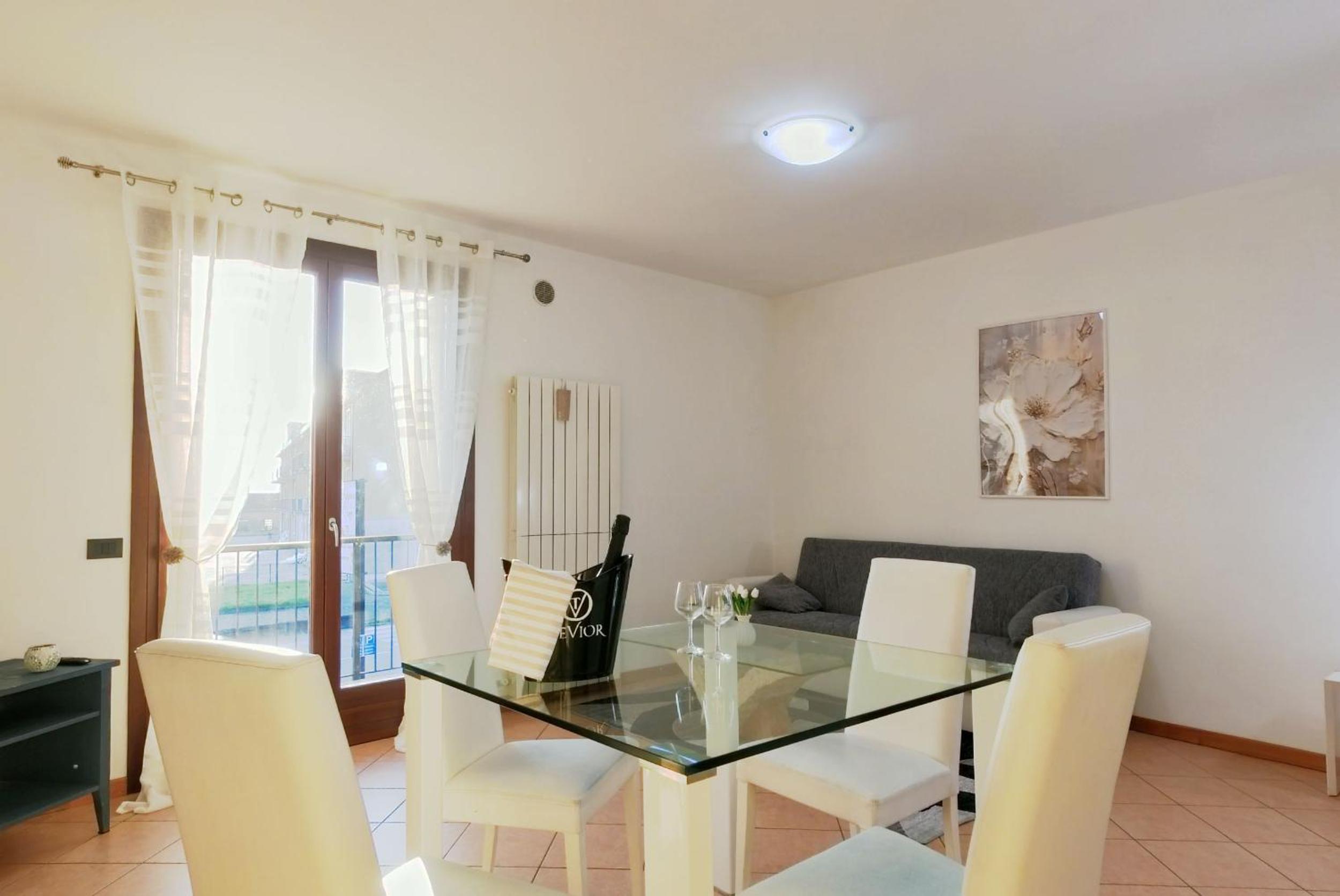 One-Bedroom Apartment with Balcony photo 3