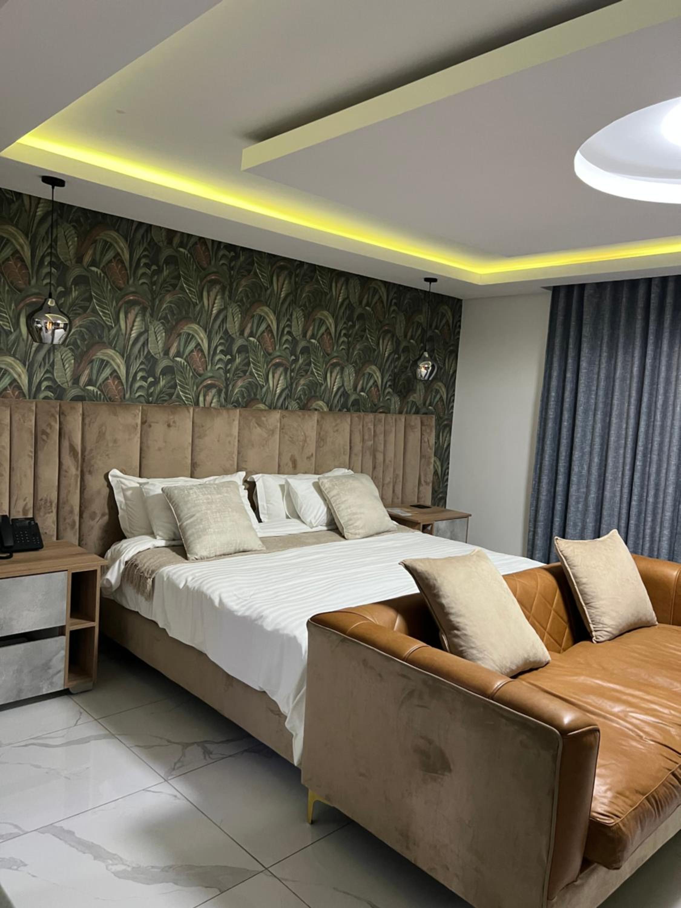 Deluxe King Suite photo 3