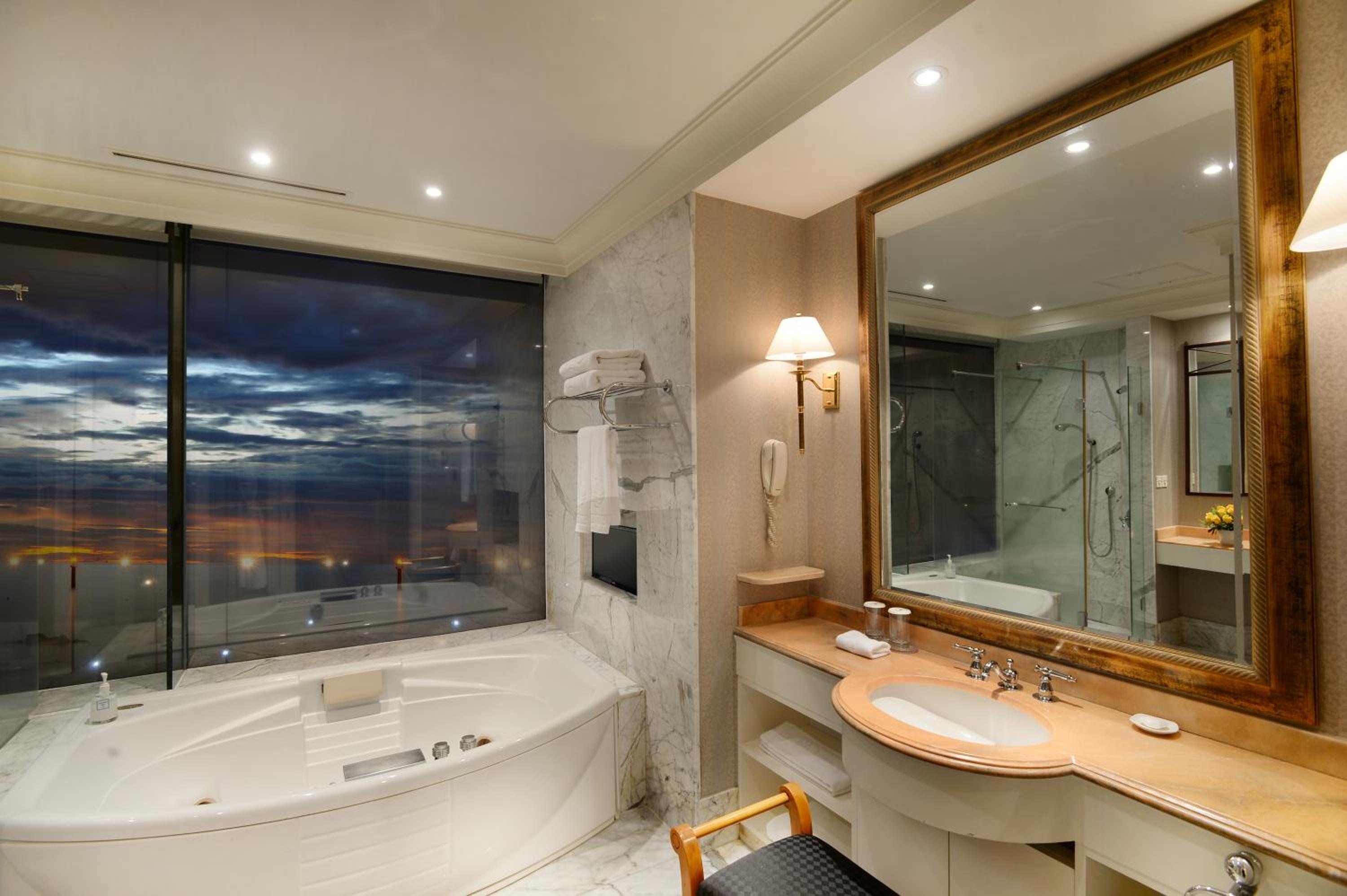 Ocean Suite - Photo 2