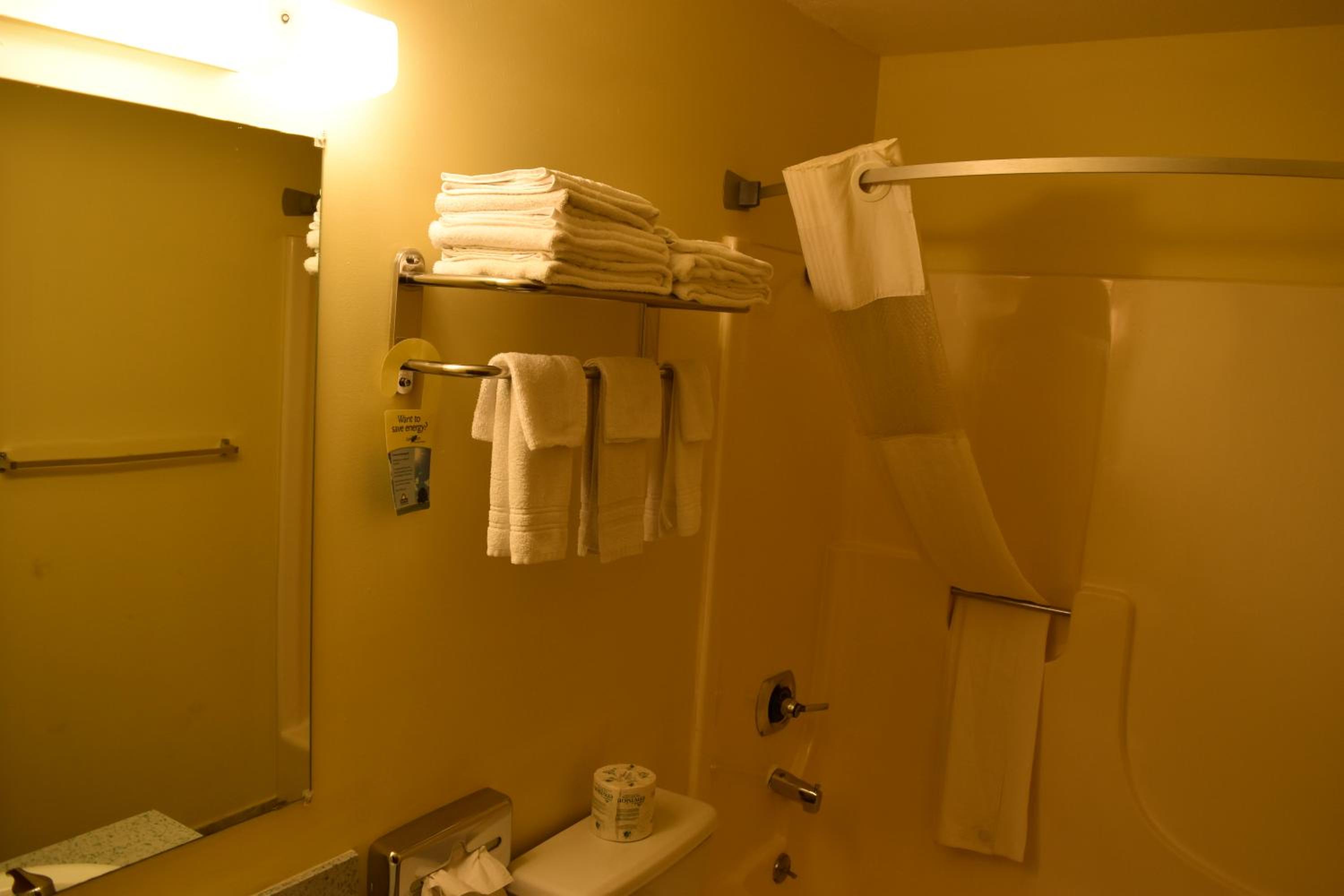 Queen Room with Two Queen Beds - Non-Smoking photo 2