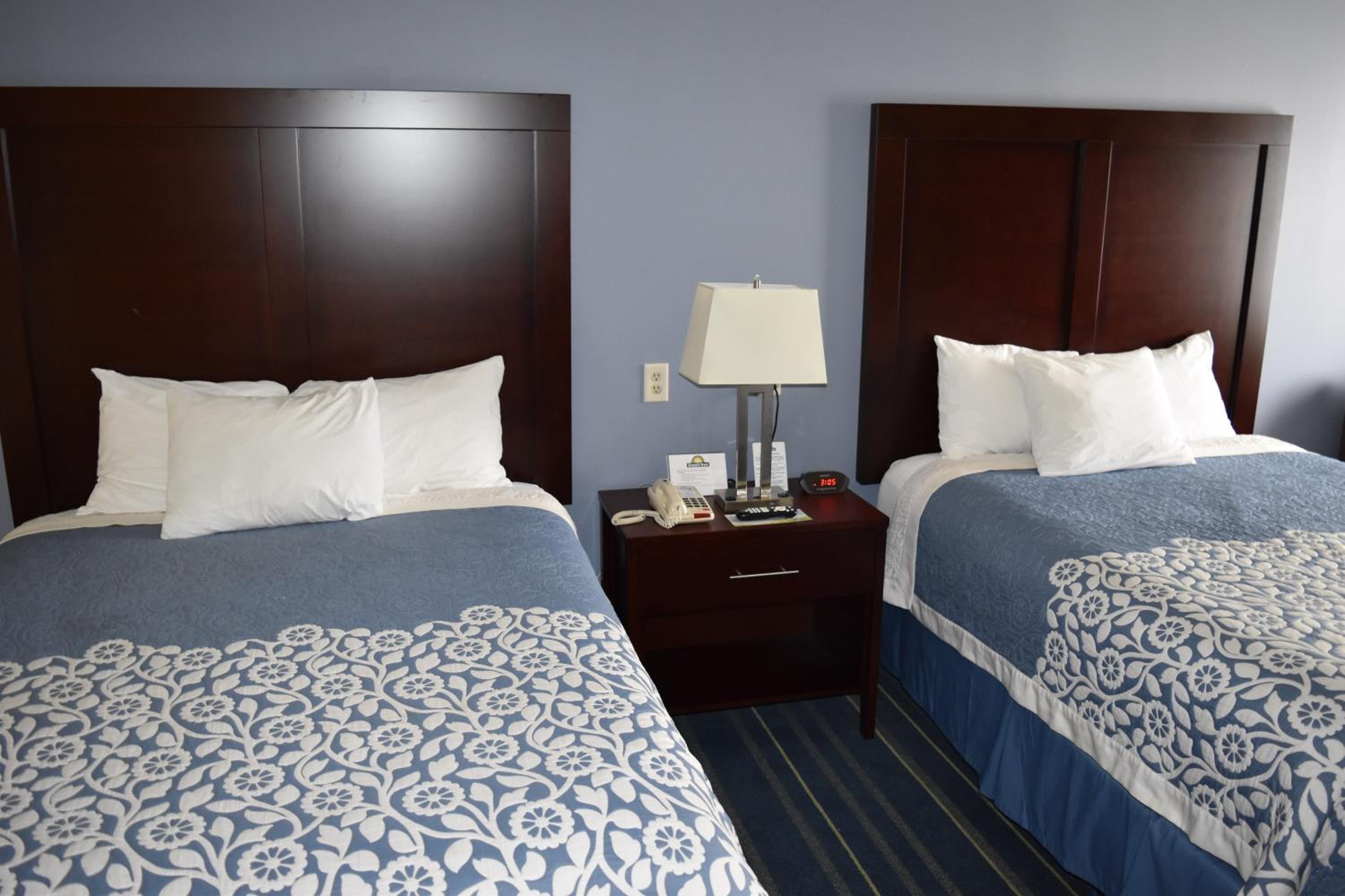 Queen Room with Two Queen Beds - Non-Smoking photo 3