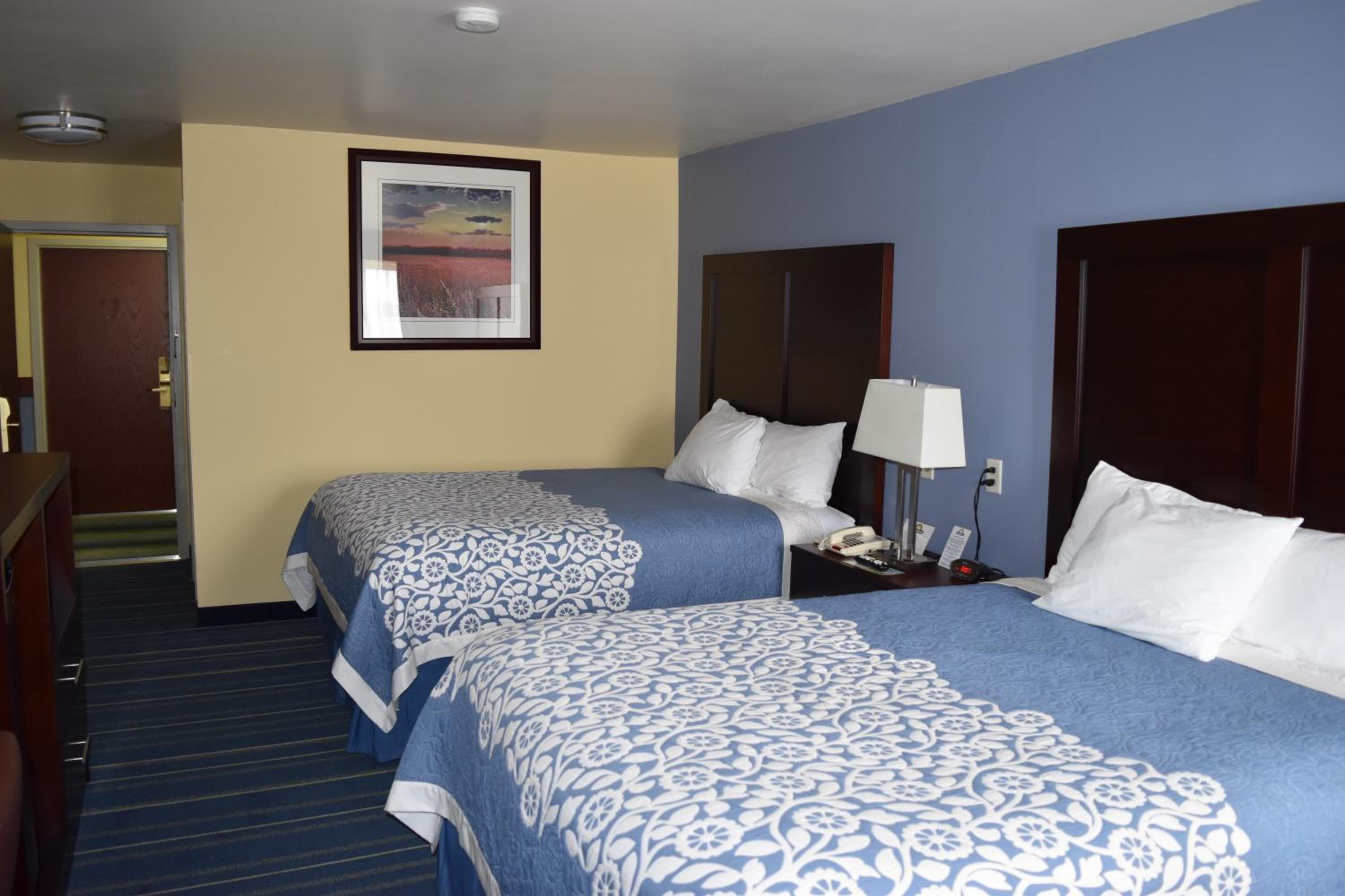 Queen Room with Two Queen Beds - Non-Smoking photo 1