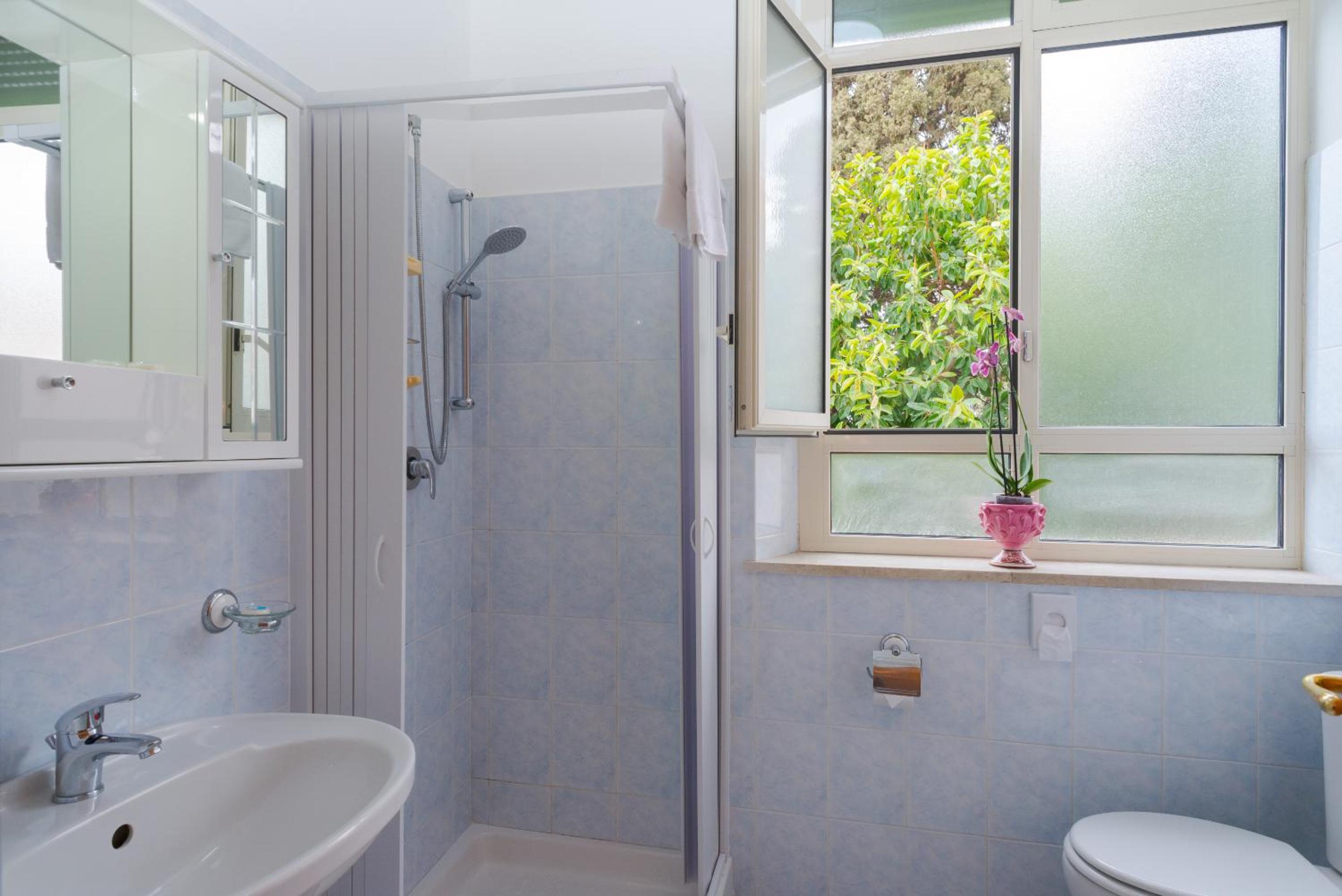 Double Room with Private Bathroom - Photo 16