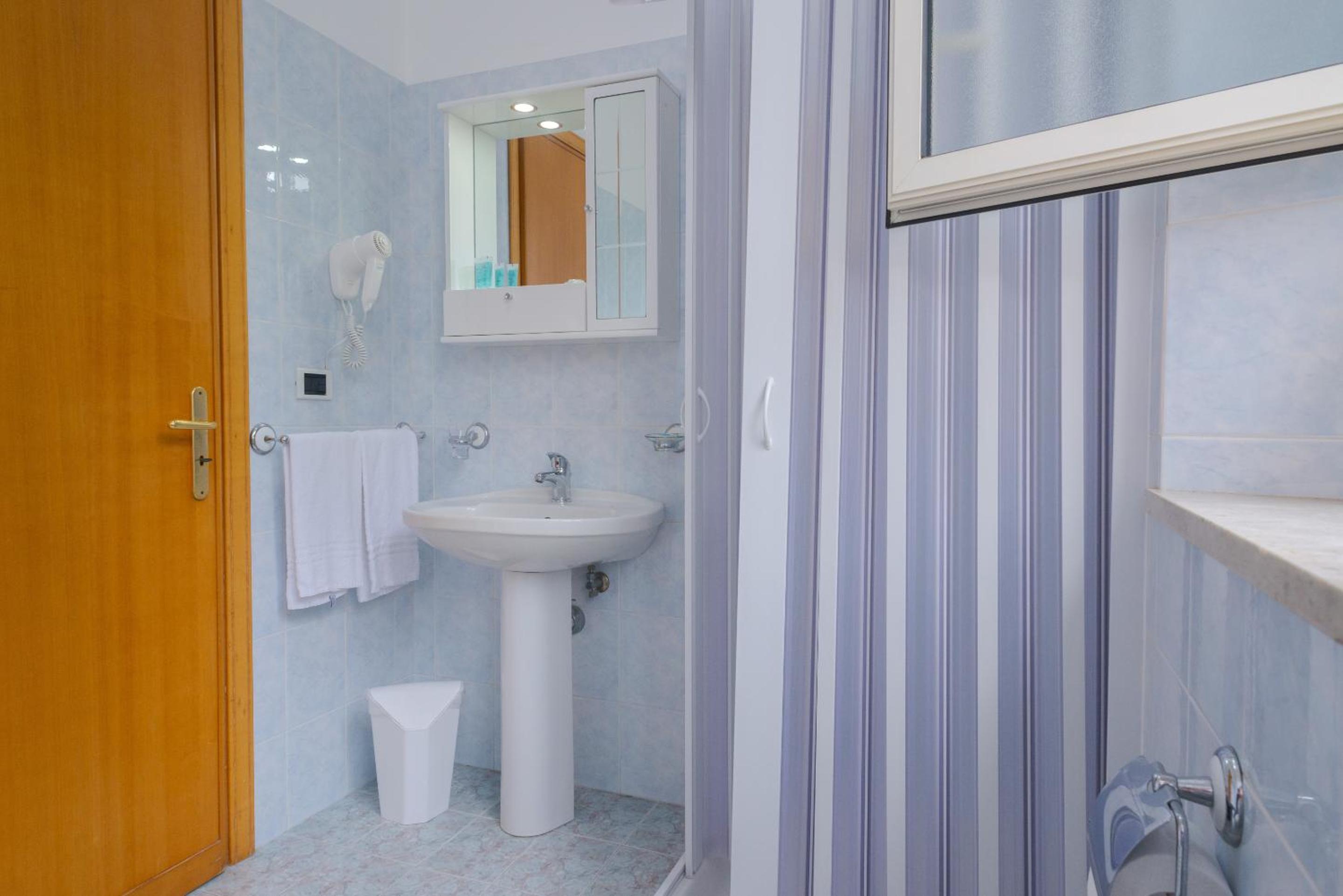 Double Room with Private Bathroom - Photo 17