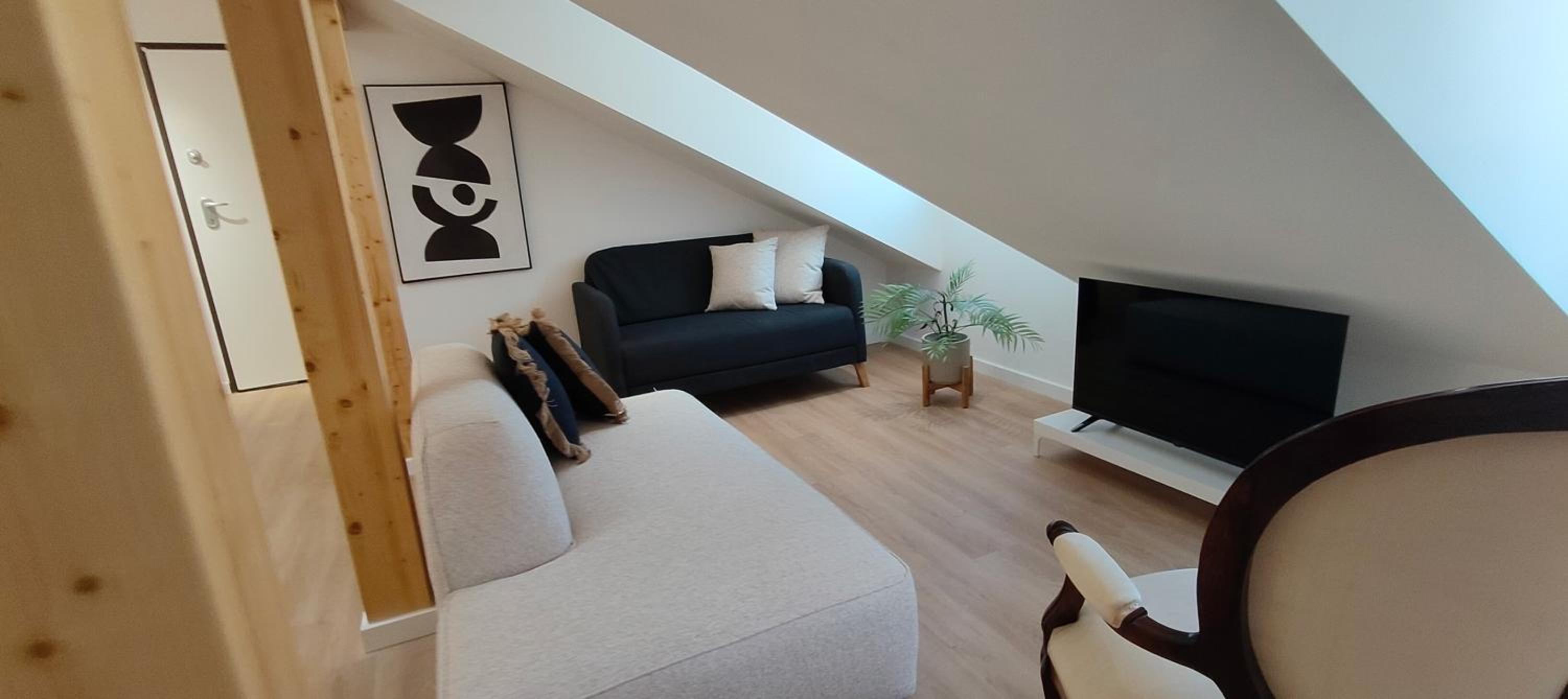 Three-Bedroom Apartment - High Floor photo 2
