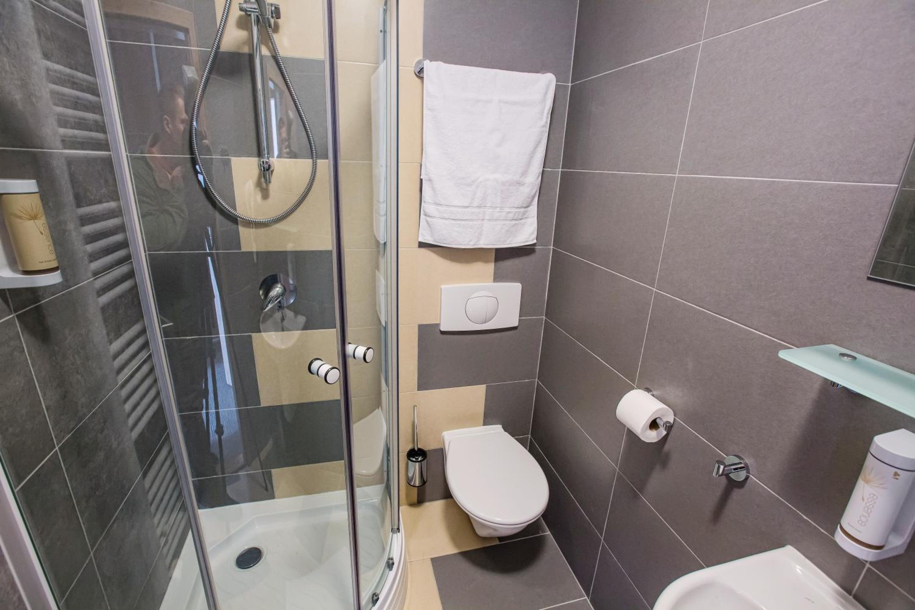 Standard Double or Twin Room - Photo 6