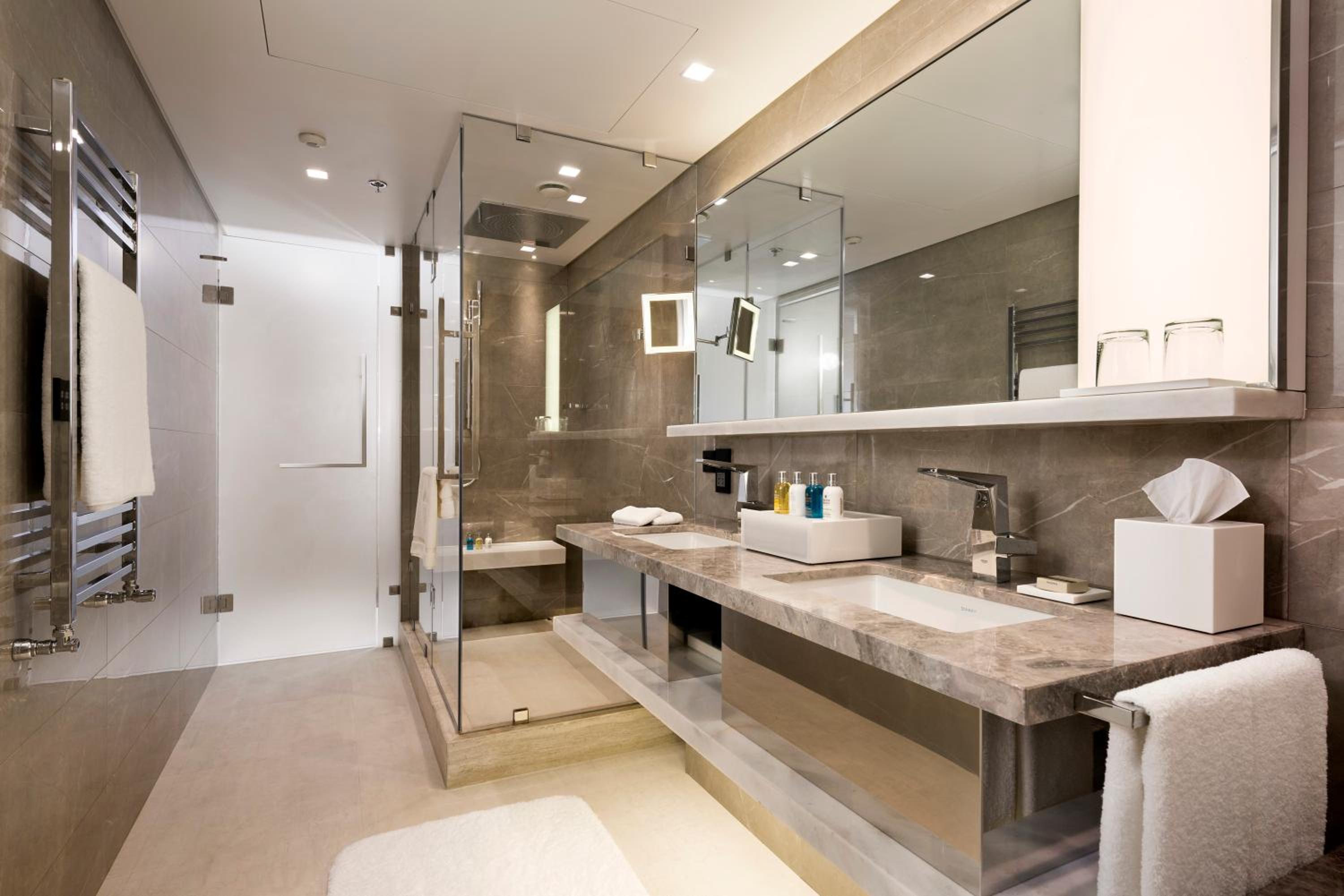 Swiss Executive Corner Room with Garden View and Lounge Access thumbnail 5