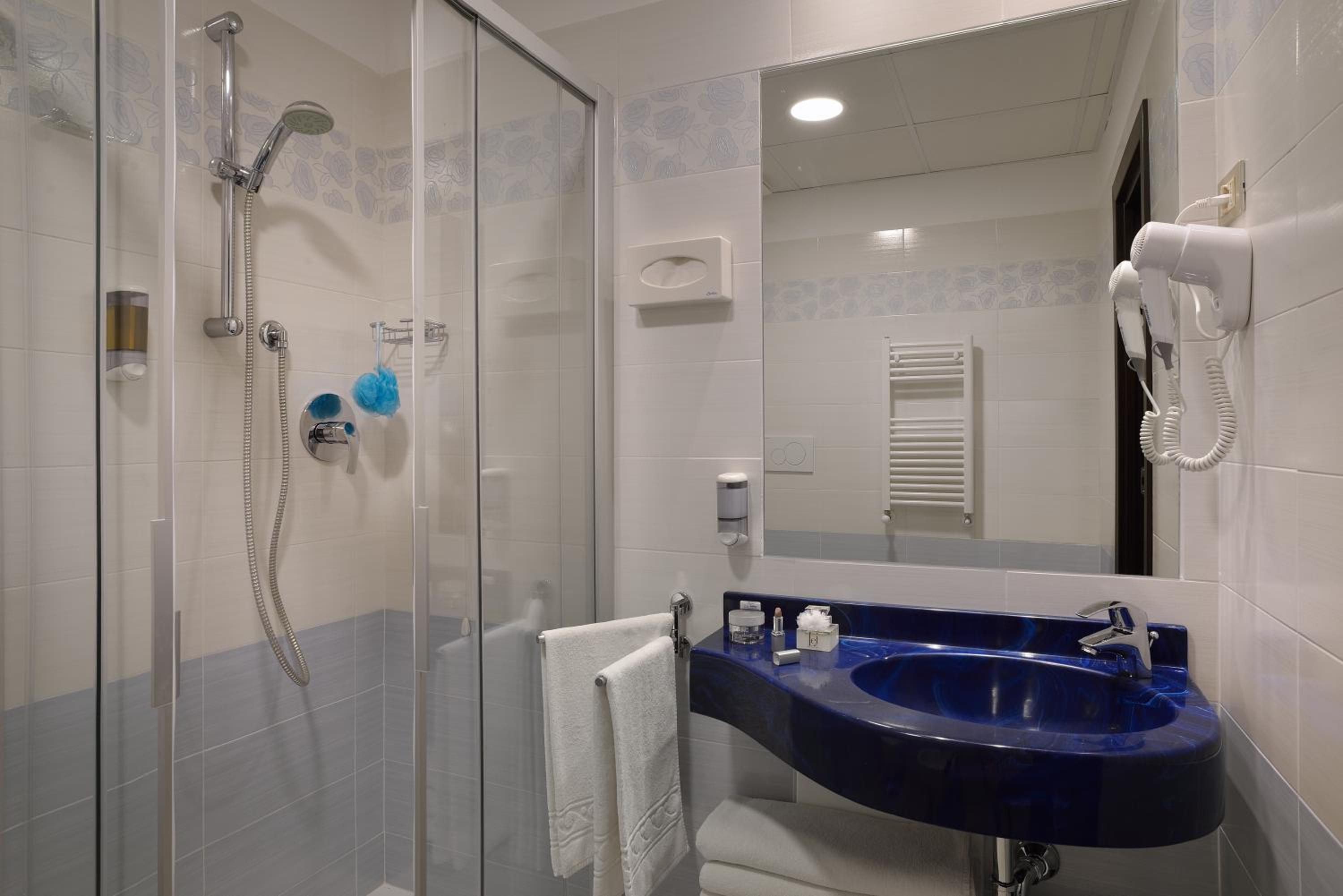 Double or Twin Room with Lateral Sea View Deluxe photo 3