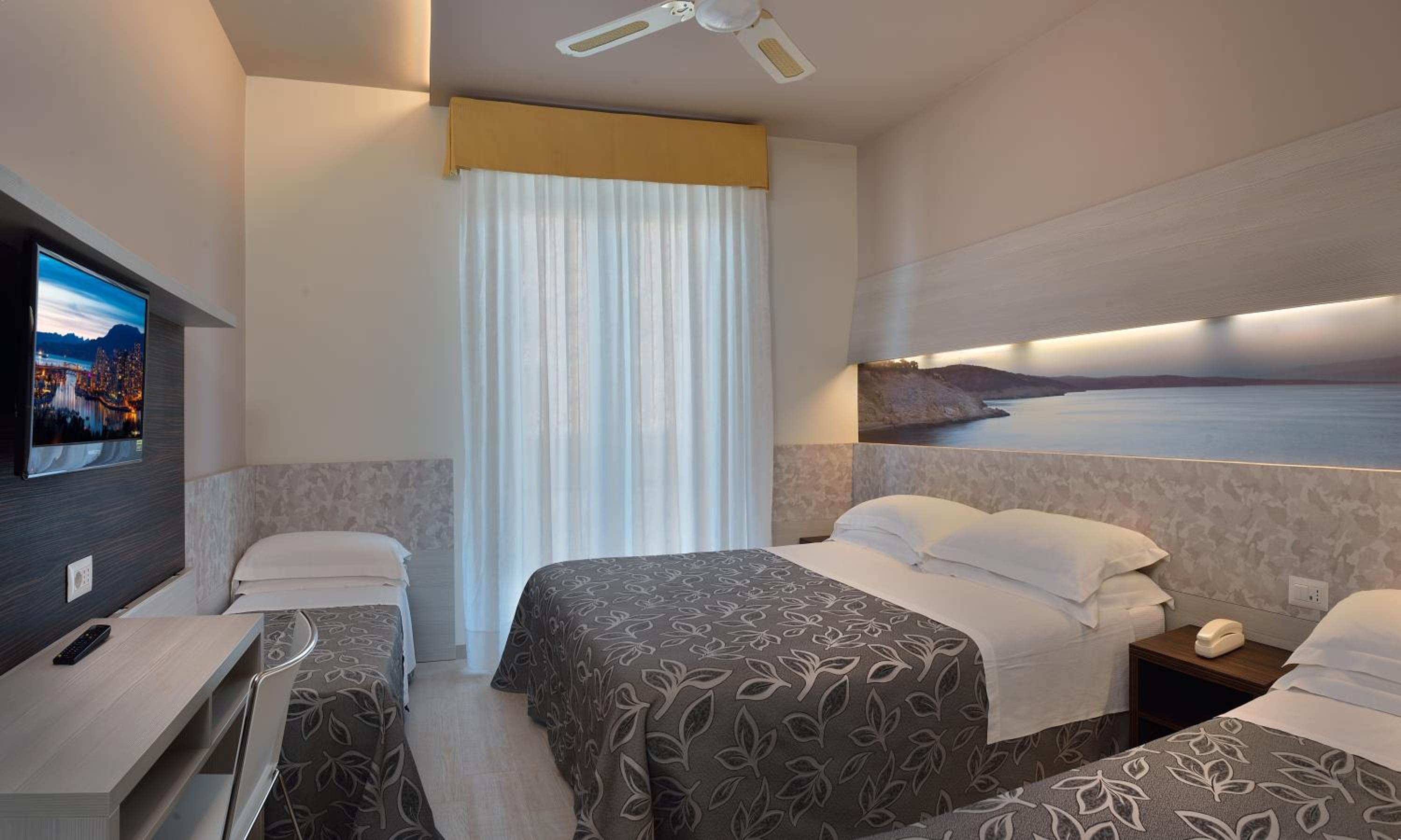 Quadruple Room with Lateral Sea View Deluxe photo 3