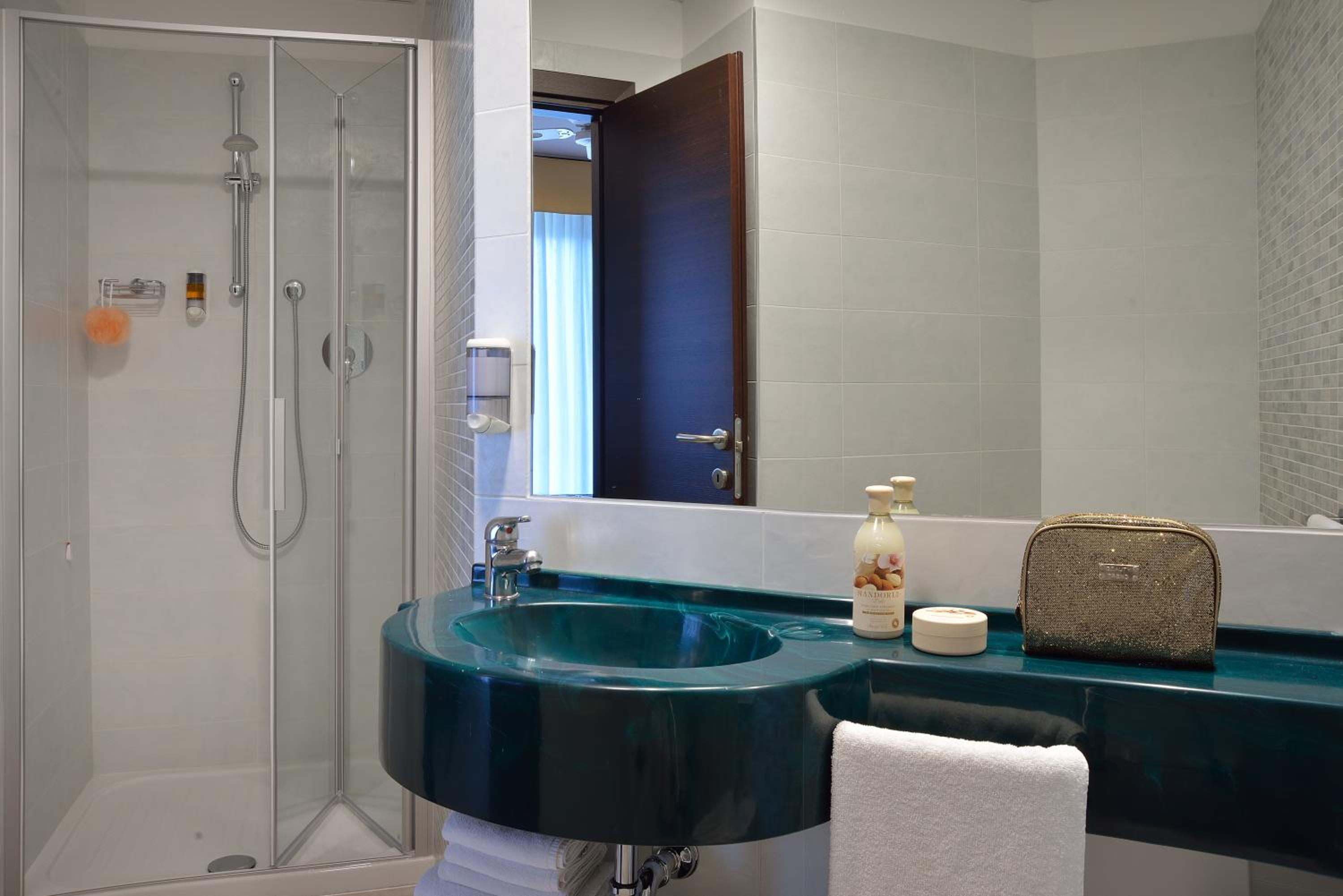 Double or Twin Room with Lateral Sea View Deluxe photo 2